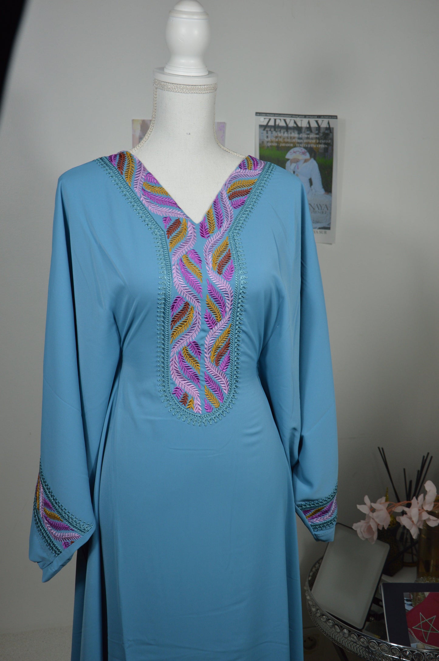 Détail broderie artisanale gandoura farasha bleu ciel