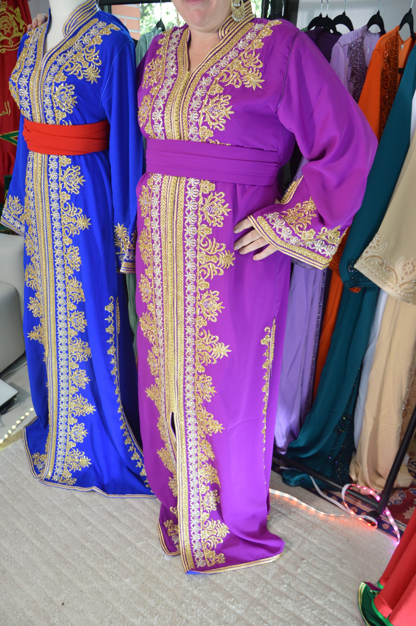 Caftan Framboise Brodé Or – Broderie Dorée Artisanale