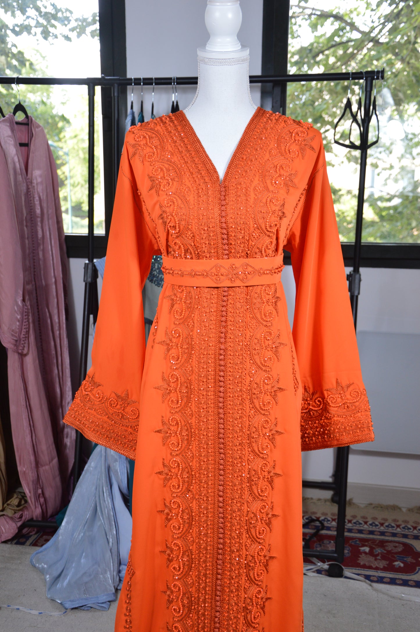 Caftan Orange Perlé – Broderie & Perles Artisanales