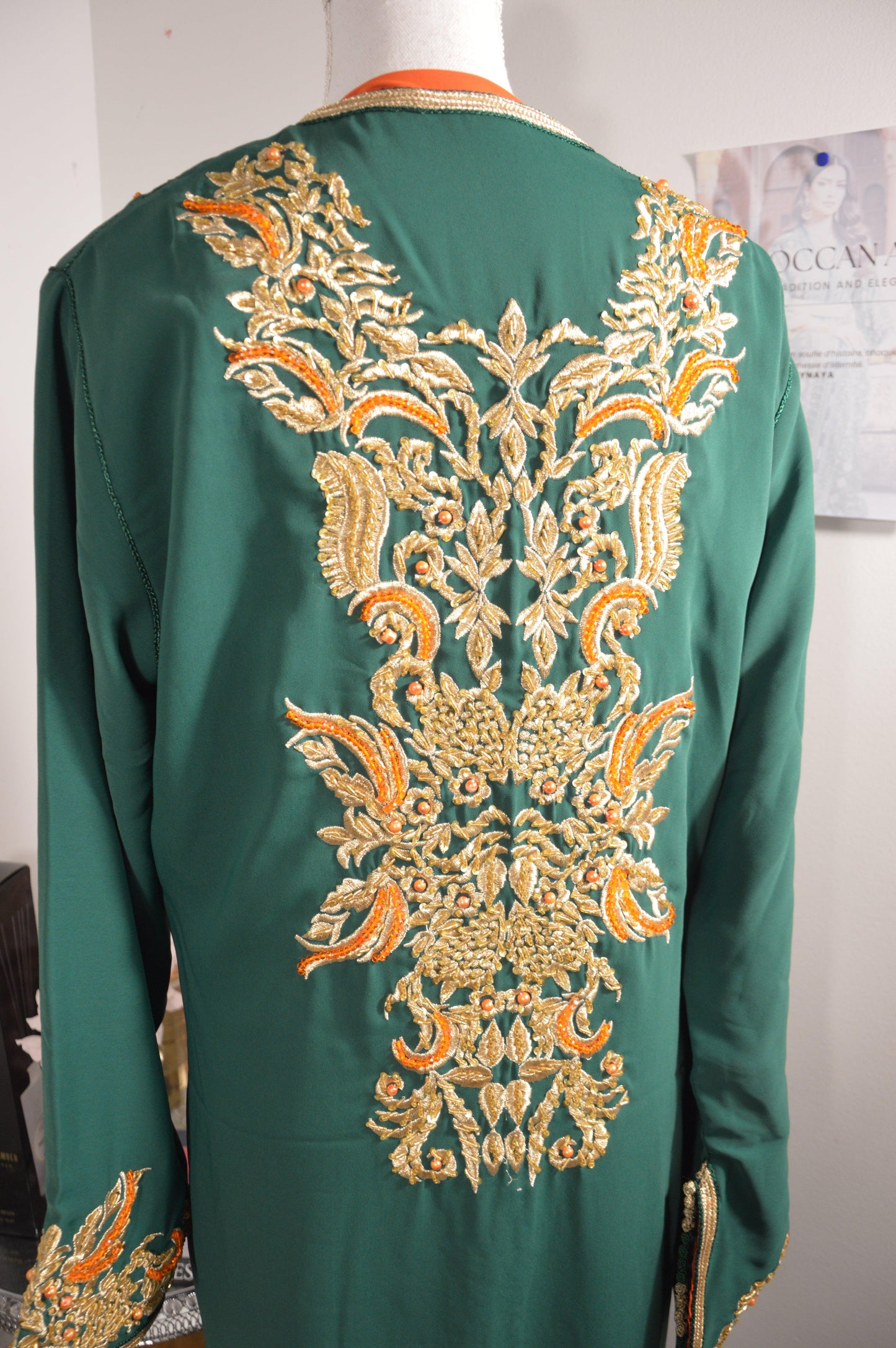 Caftan vert orange - détail des ornements dorés et perles luxueuses - vue dos
