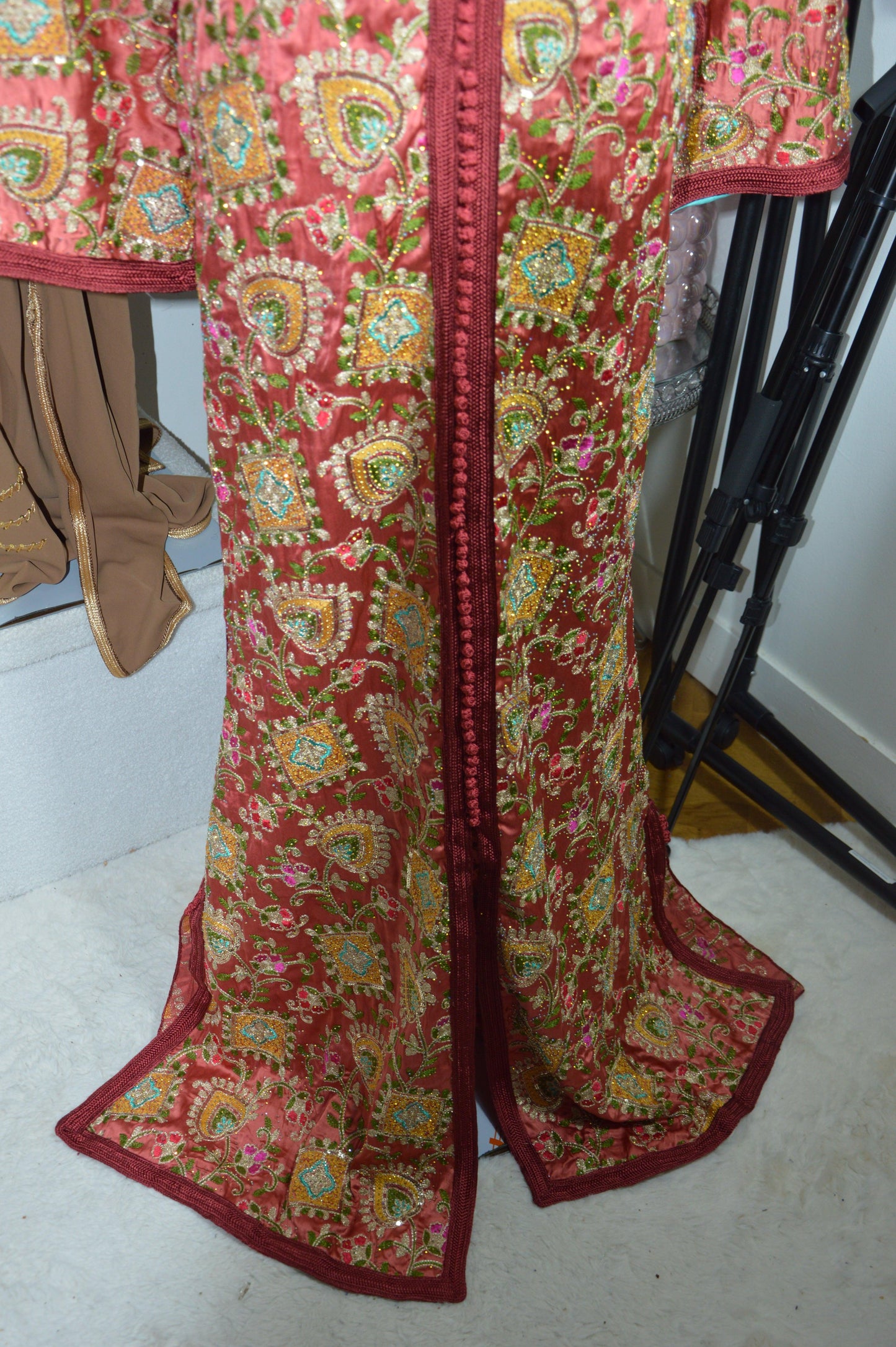 Caftan sirène sari rose brique - vue du bas - style indo-marocain luxe