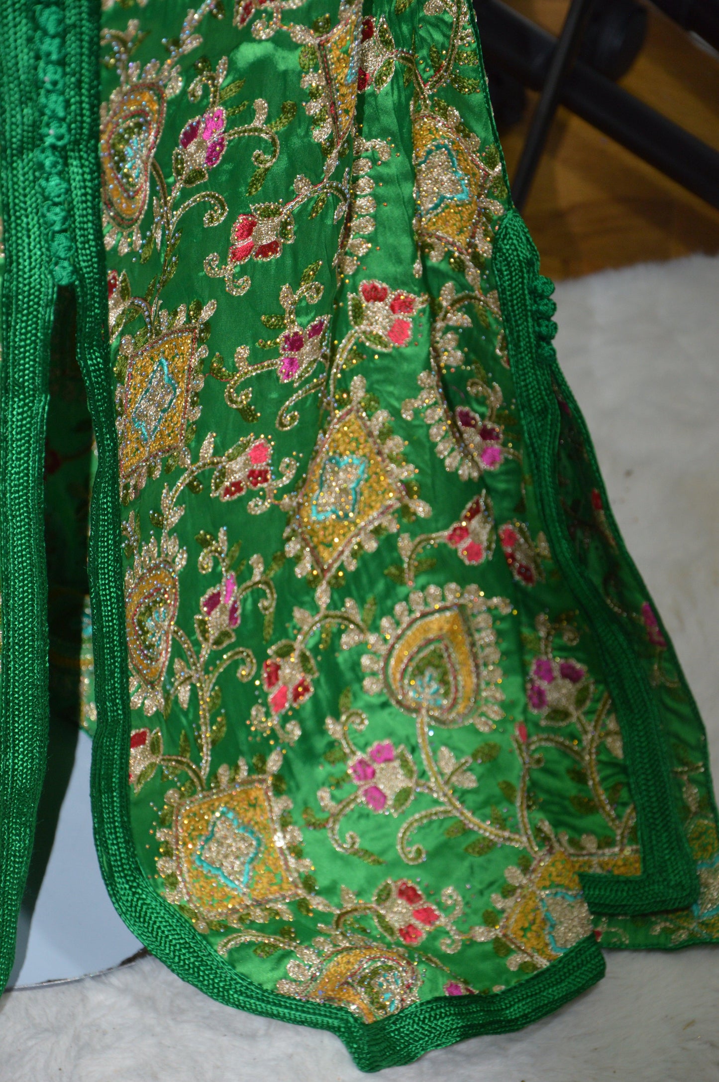 Caftan sirène sari vert - vue du bas coupe sirène - style indo-marocain luxe