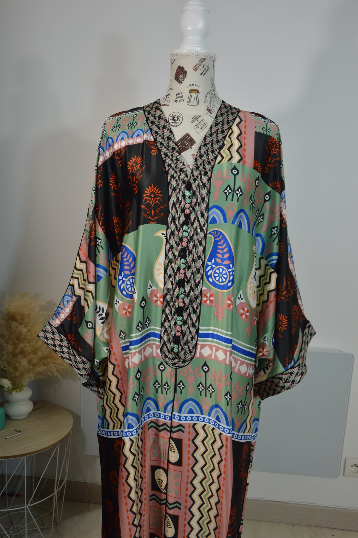 Gandoura Naïla noire, verte et saumon à motifs graphiques – ZEYNAYA PRESTIGE – photo 3