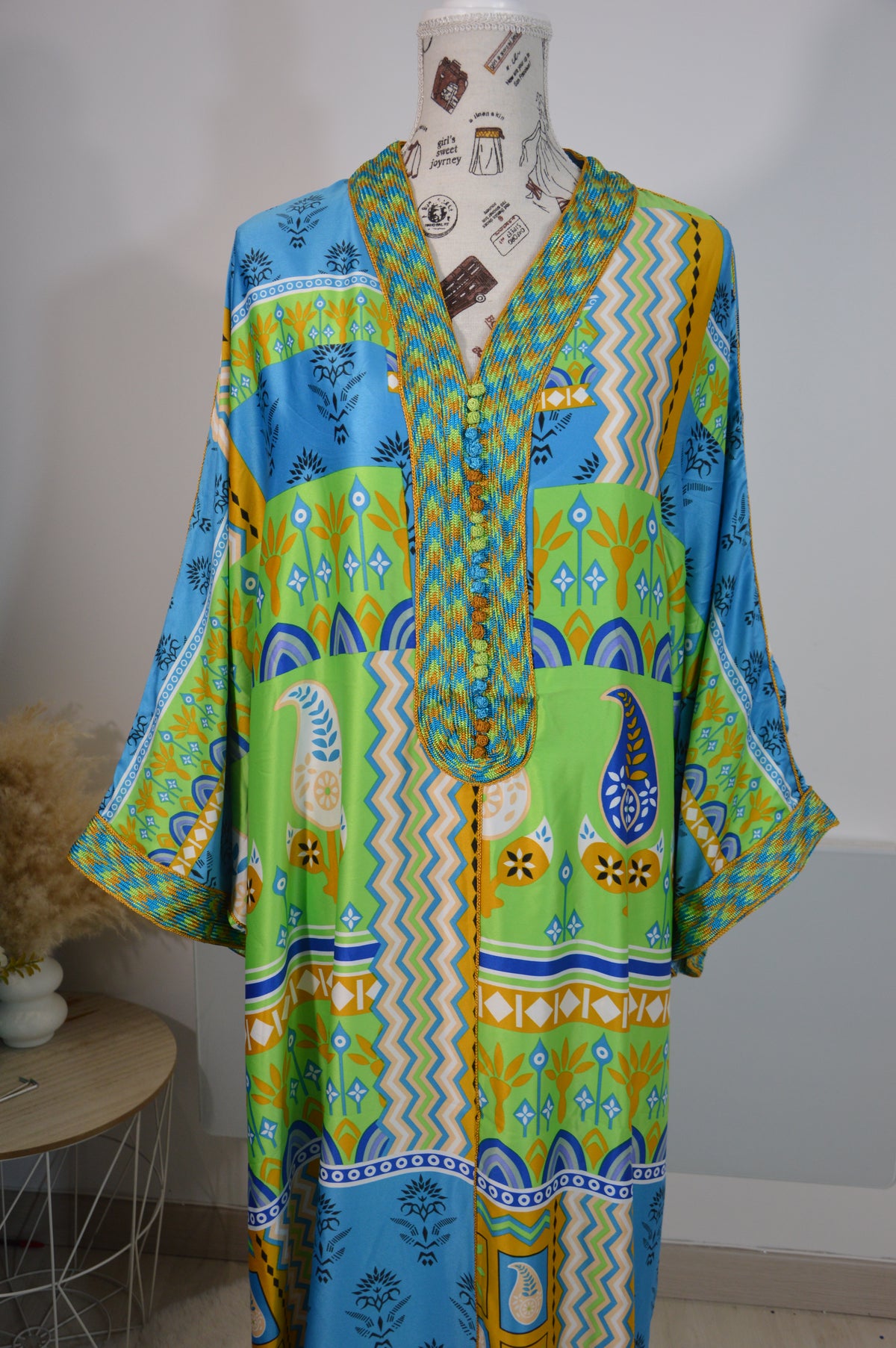 Gandoura Naïla bleue et orange à motifs graphiques – ZEYNAYA PRESTIGE – photo 3