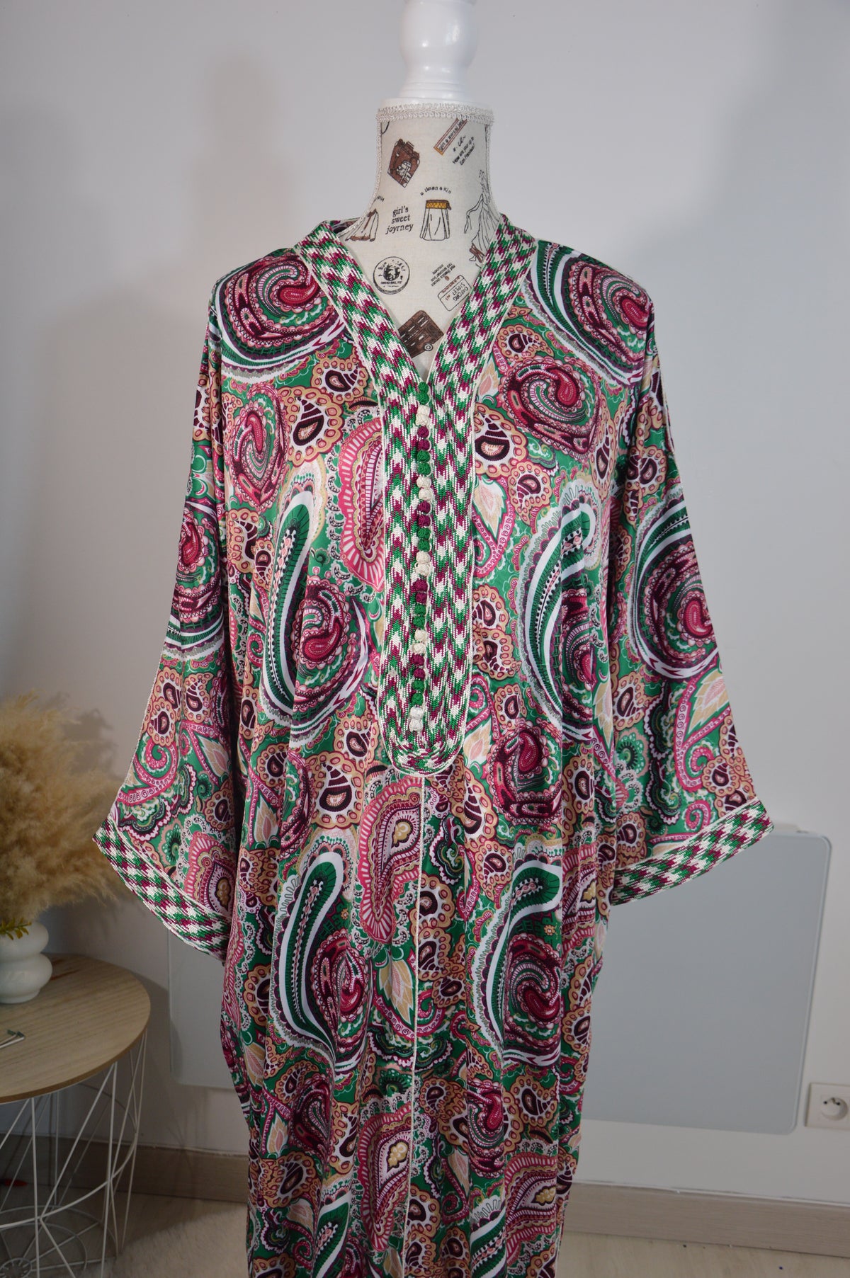 Gandoura Naïla framboise et verte à motifs cachemire – ZEYNAYA PRESTIGE – photo 3