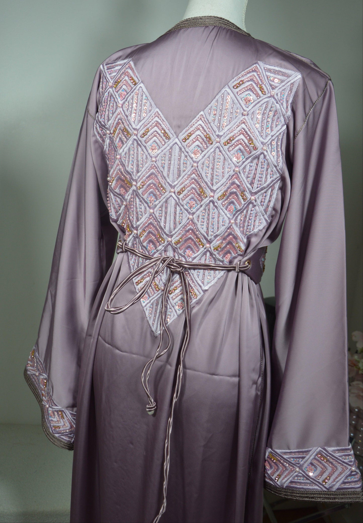 Vue arrière caftan lilas perlé broderie artisanale