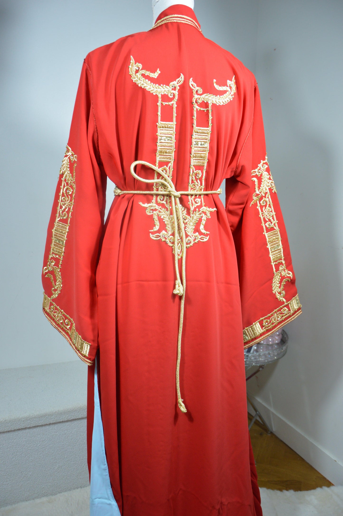 Takchita rouge brodée marocaine deux pièces - Vue arrière des manches