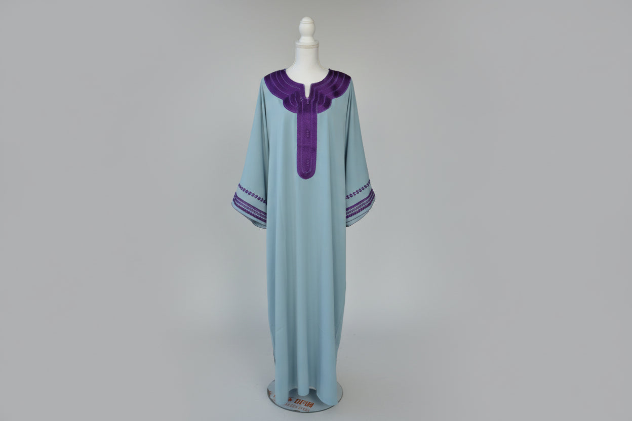 Gandoura Bleu Ciel Col Violet – Douceur & Raffinement Marocain