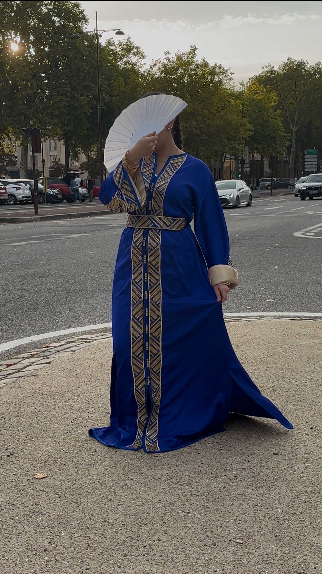 Caftan “Dalia” – Bleu roi & or, panneau brodé chevrons