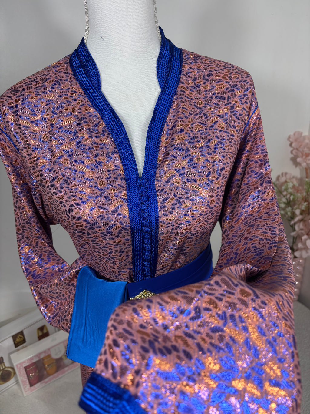 CAFTAN MODERNE EN TISSU MÉTALLISÉ CUIVRÉ & BLEU ROYAL