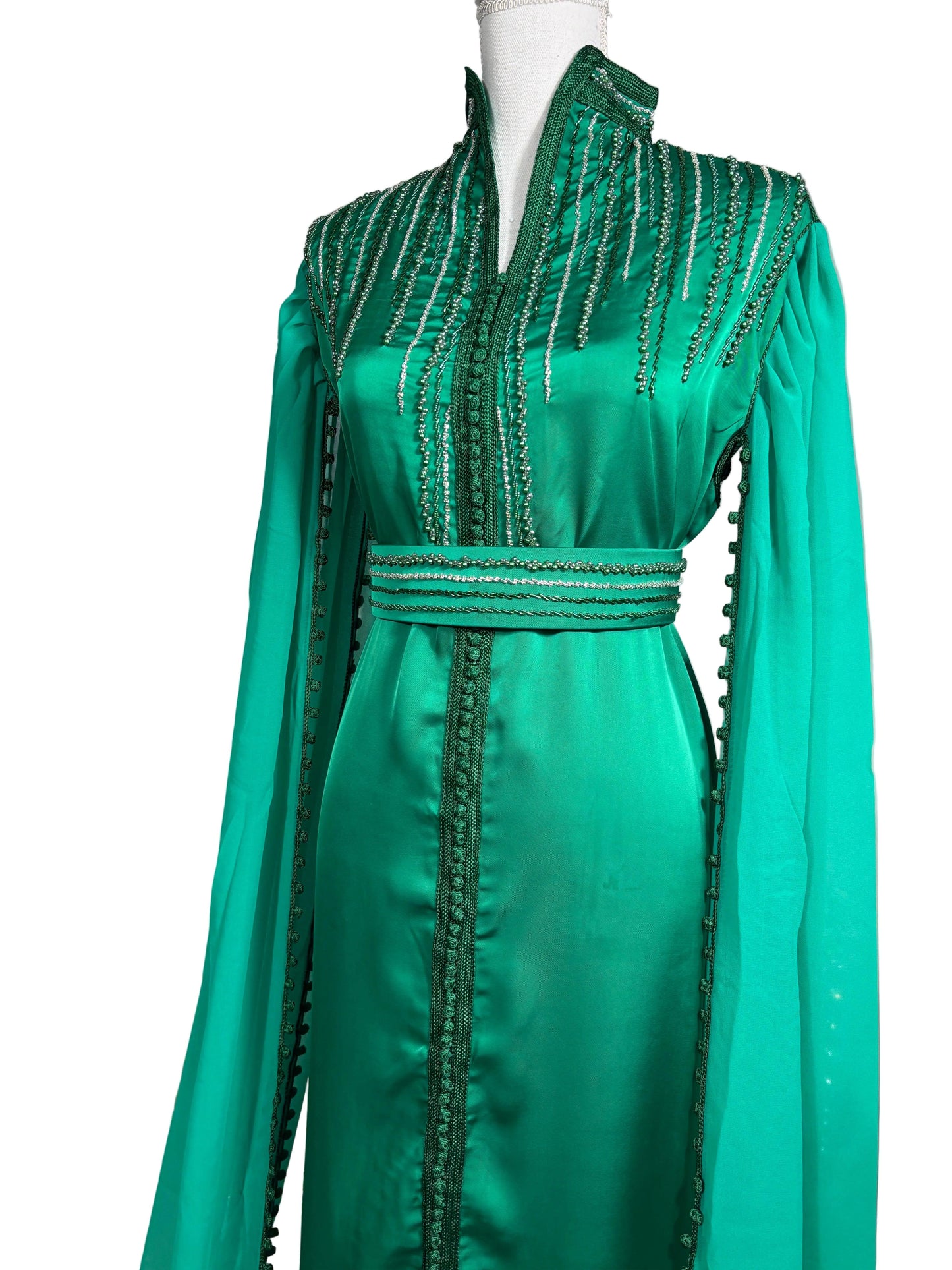 Cape caftan élégante femme - détail des finitions et broderies
