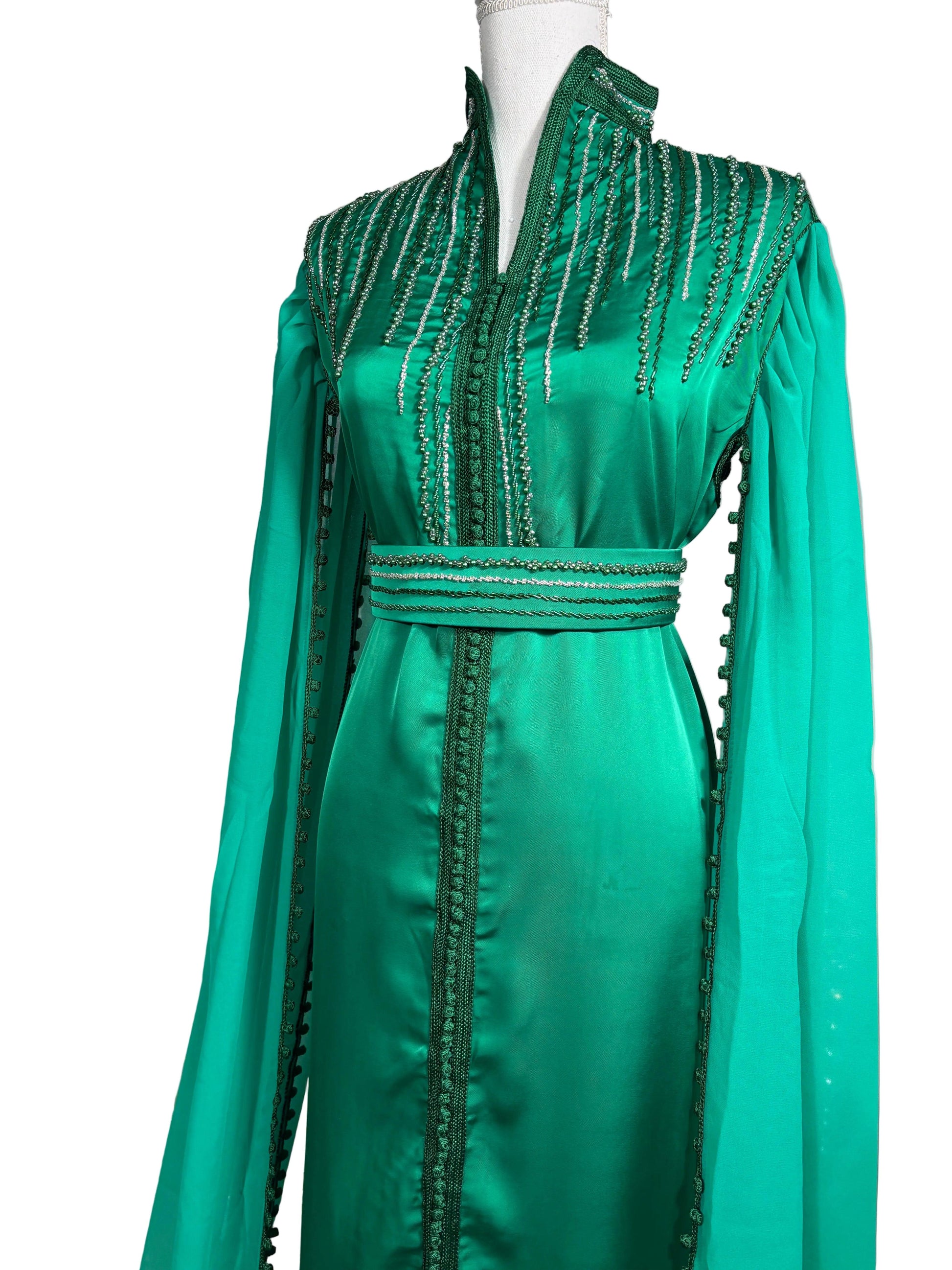 Cape caftan élégante femme - détail des finitions et broderies