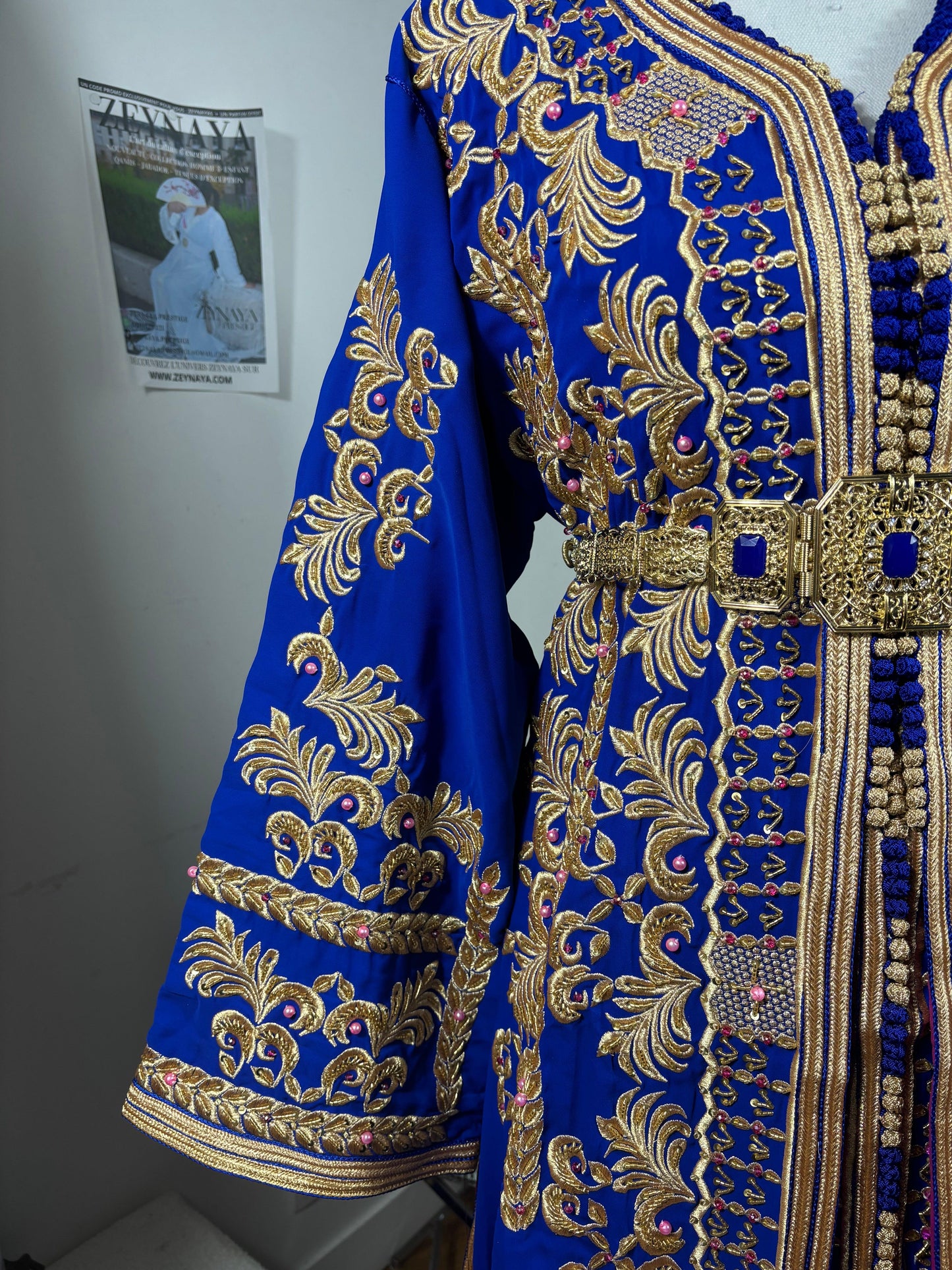 Caftan takchita bleue brodée main - détail finitions luxe
