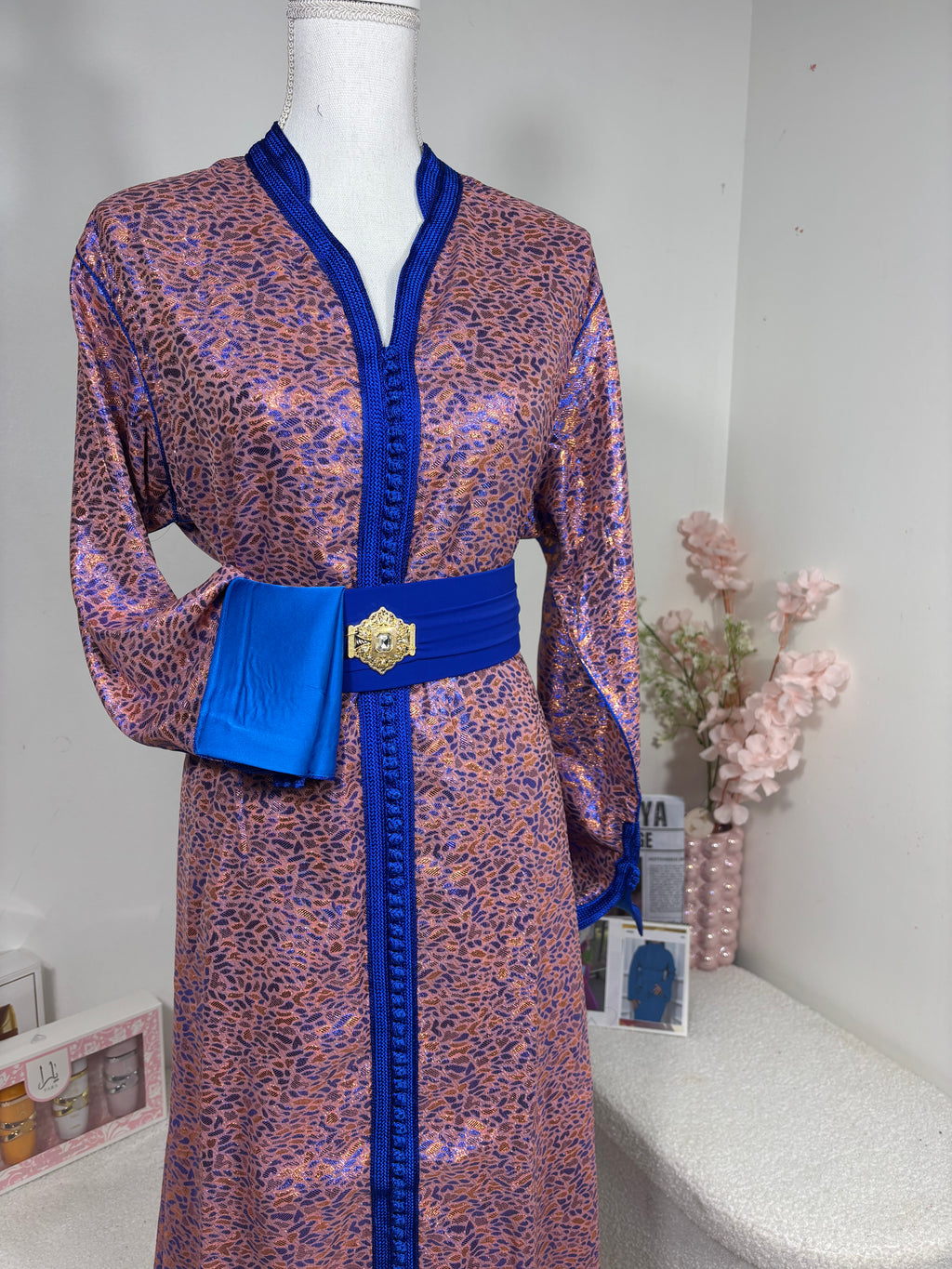 CAFTAN MODERNE EN TISSU MÉTALLISÉ CUIVRÉ & BLEU ROYAL