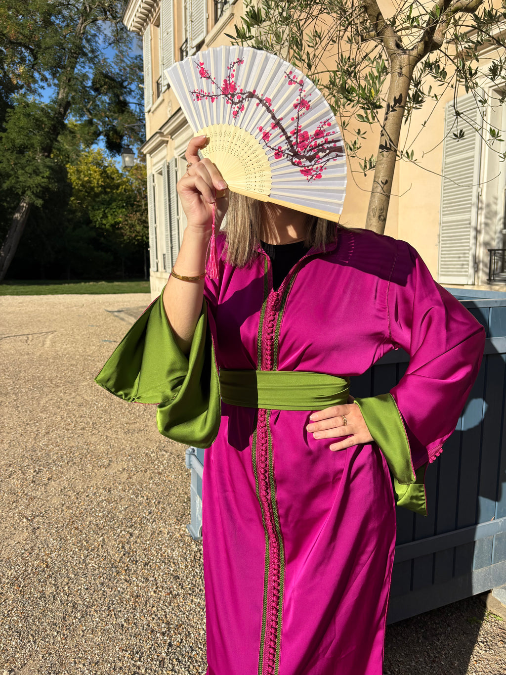 Caftan Satin Fuchsia & Ceinture Verte – ZEYNAYA Prestige