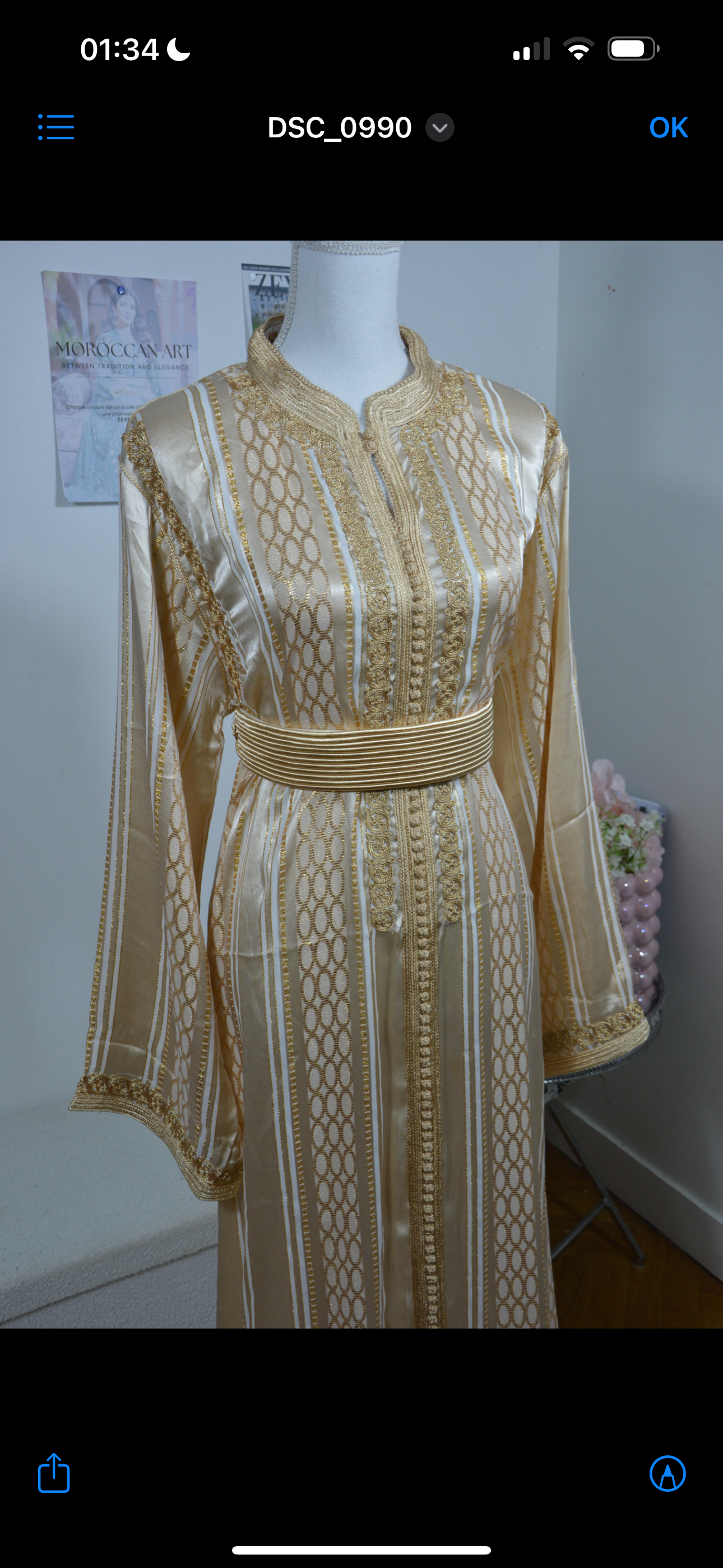 Caftan marocain doré luxe - vue complète avec ceinture