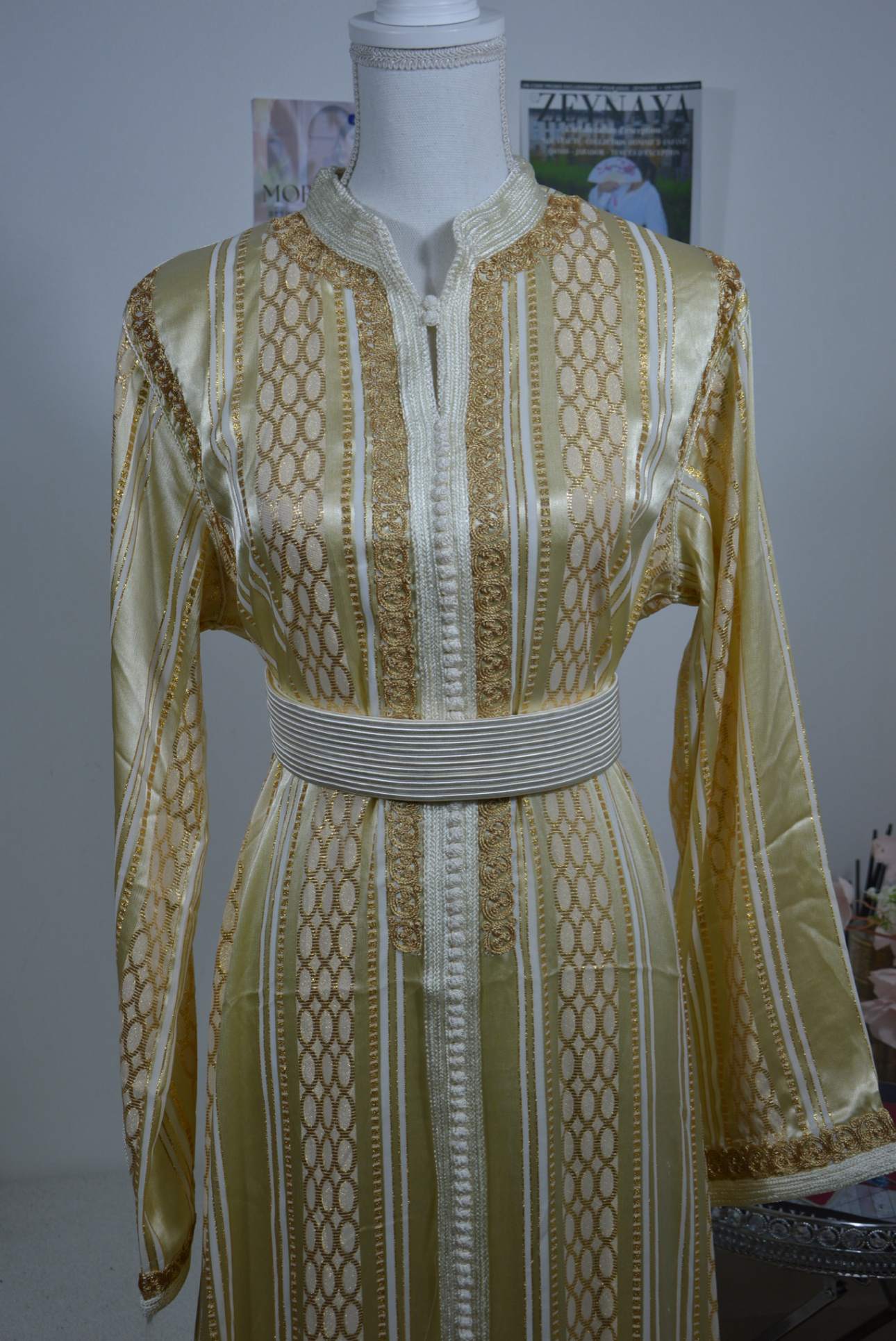 Détail broderies dorées artisanales sur caftan doré