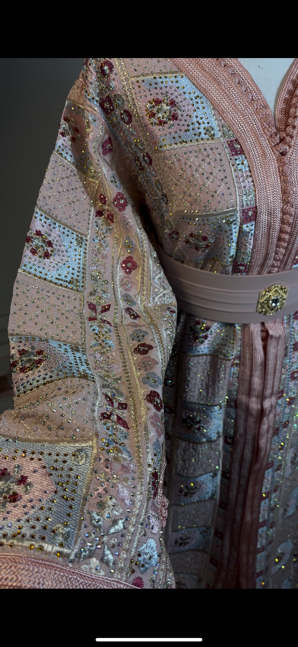 TAKCHITA SARI SCINTILLANTE ROSE POUDRÉ – ÉCLAT & DOUCEUR