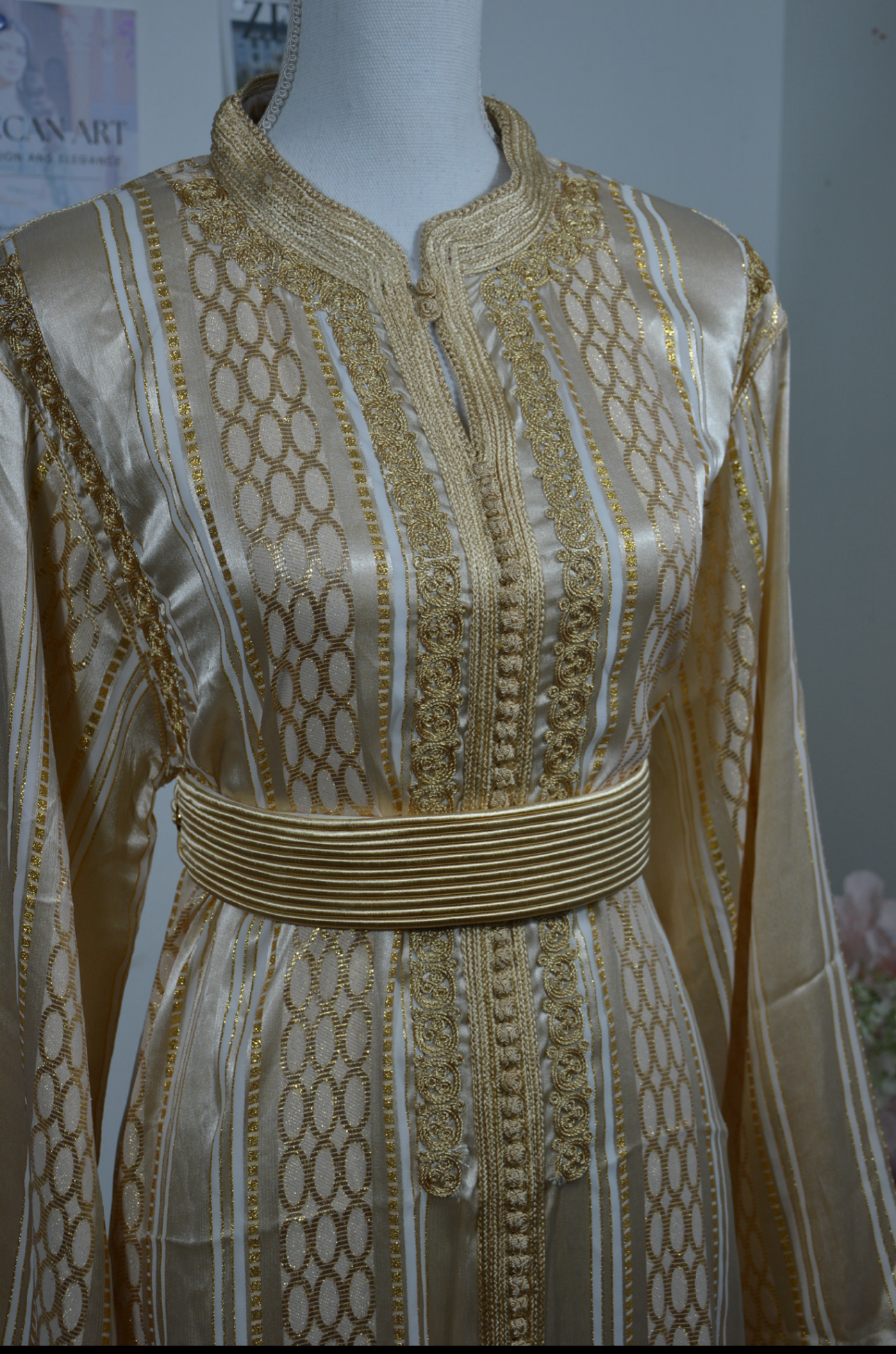 Détail broderies dorées artisanales sur caftan champagne