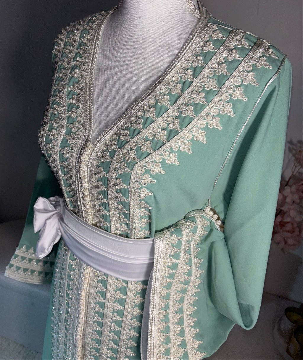 Caftan Vert Eau Zeynaya orné de Blanc