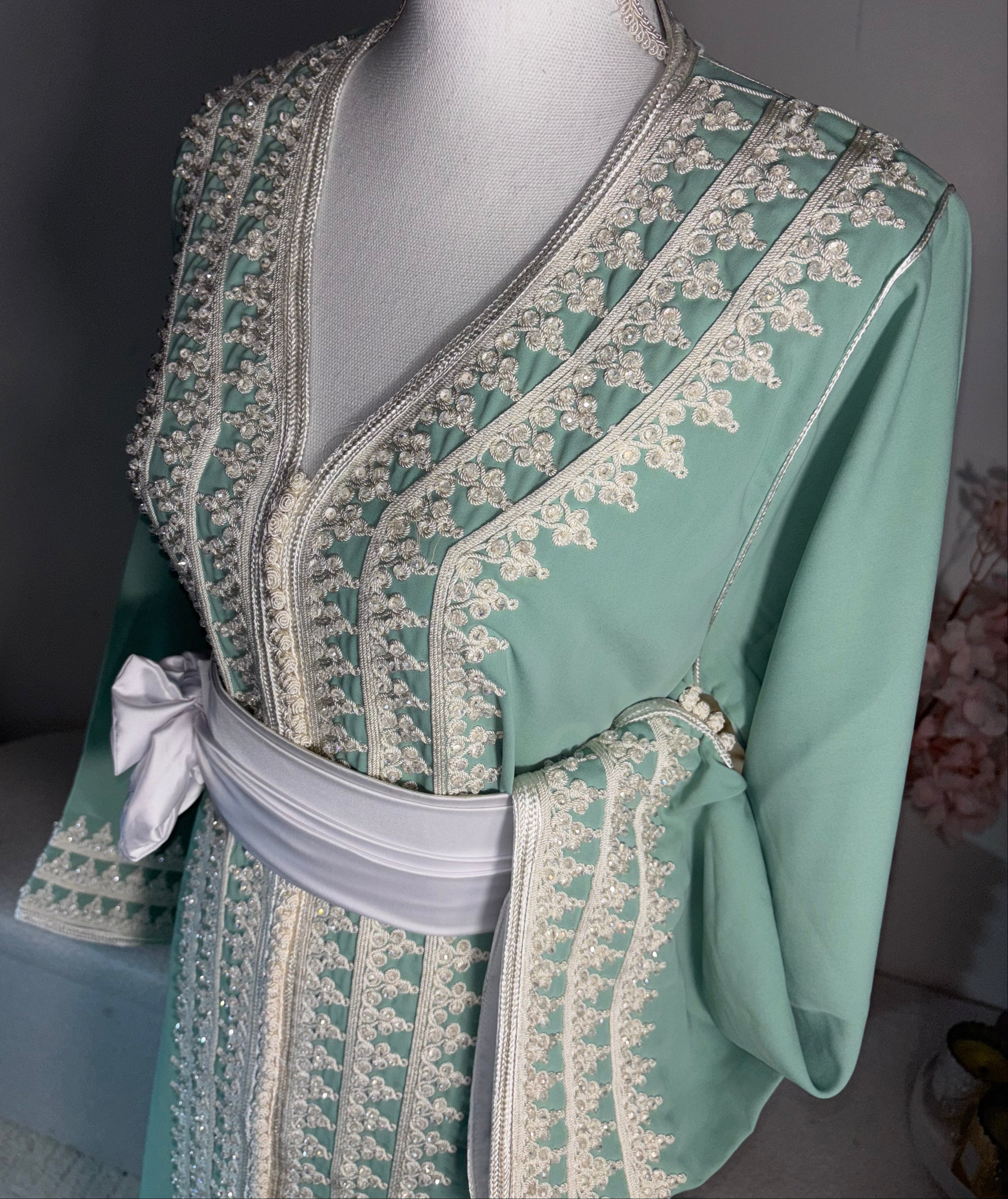 Caftan Vert Eau Zeynaya orné de Blanc