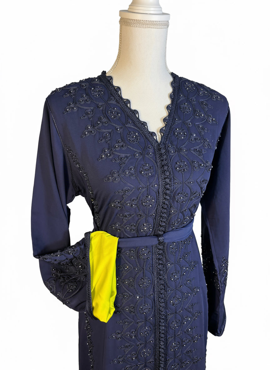 Caftan Layali - Bleu Nuit Brodé & Ceinture Ton sur Ton