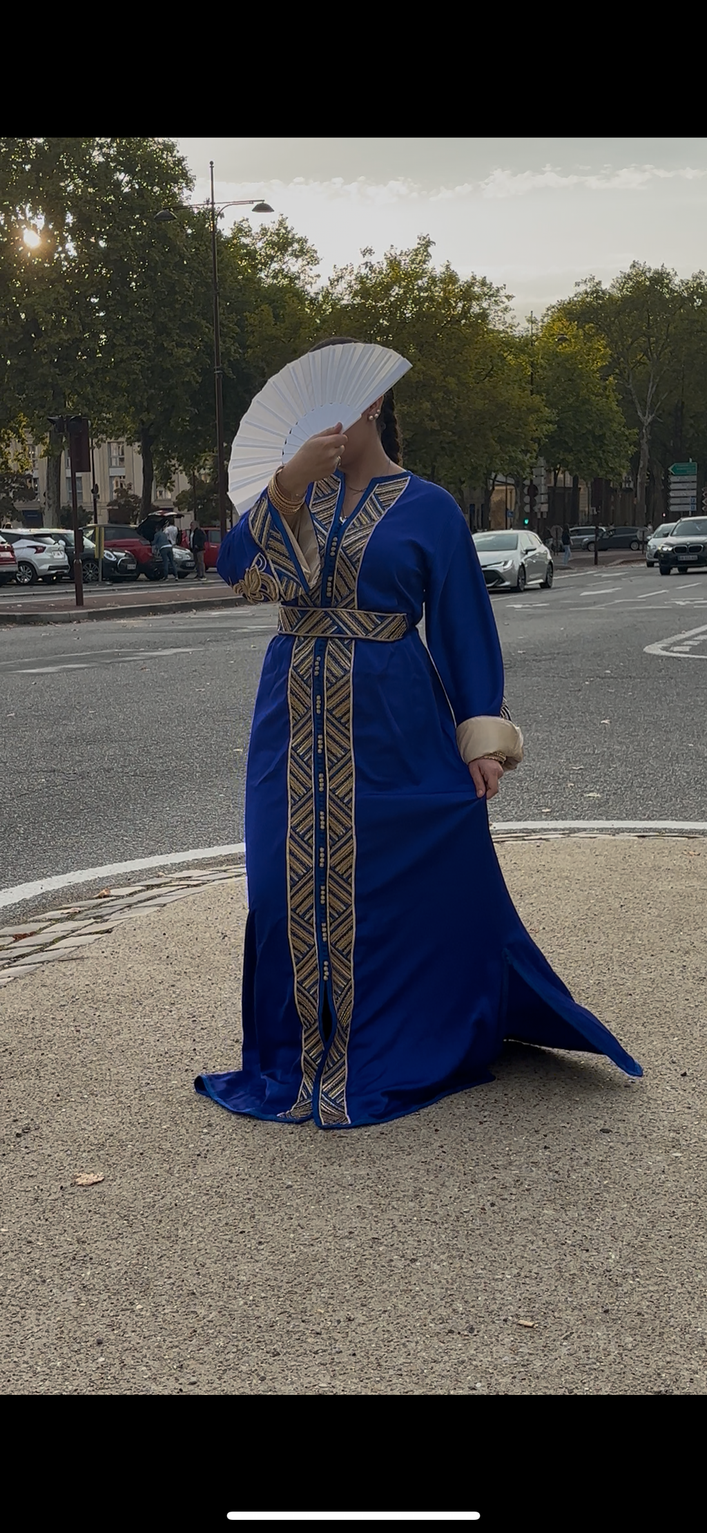 Caftan “Dalia” – Bleu roi & or, panneau brodé chevrons