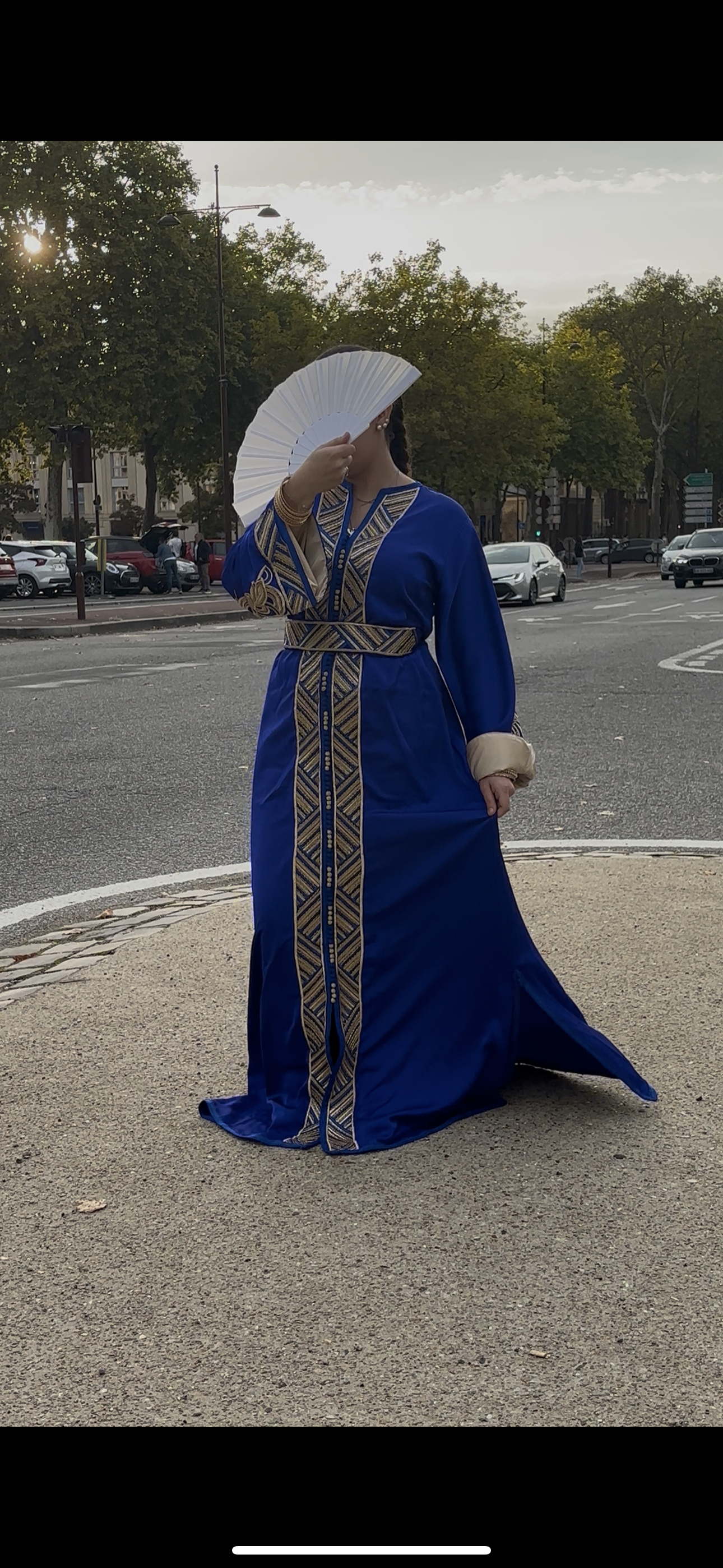 Caftan “Dalia” – Bleu roi & or, panneau brodé chevrons