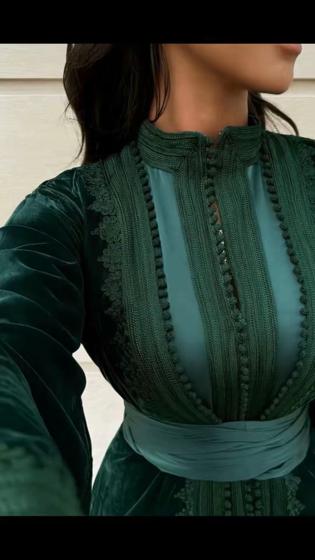 TAKCHITA en Velours – Vert sapin, col montant & ceinture broche