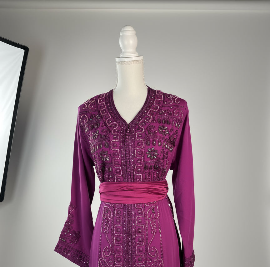 Caftan Royal Violet – Broderies Précieuses & Ceinture Drapée