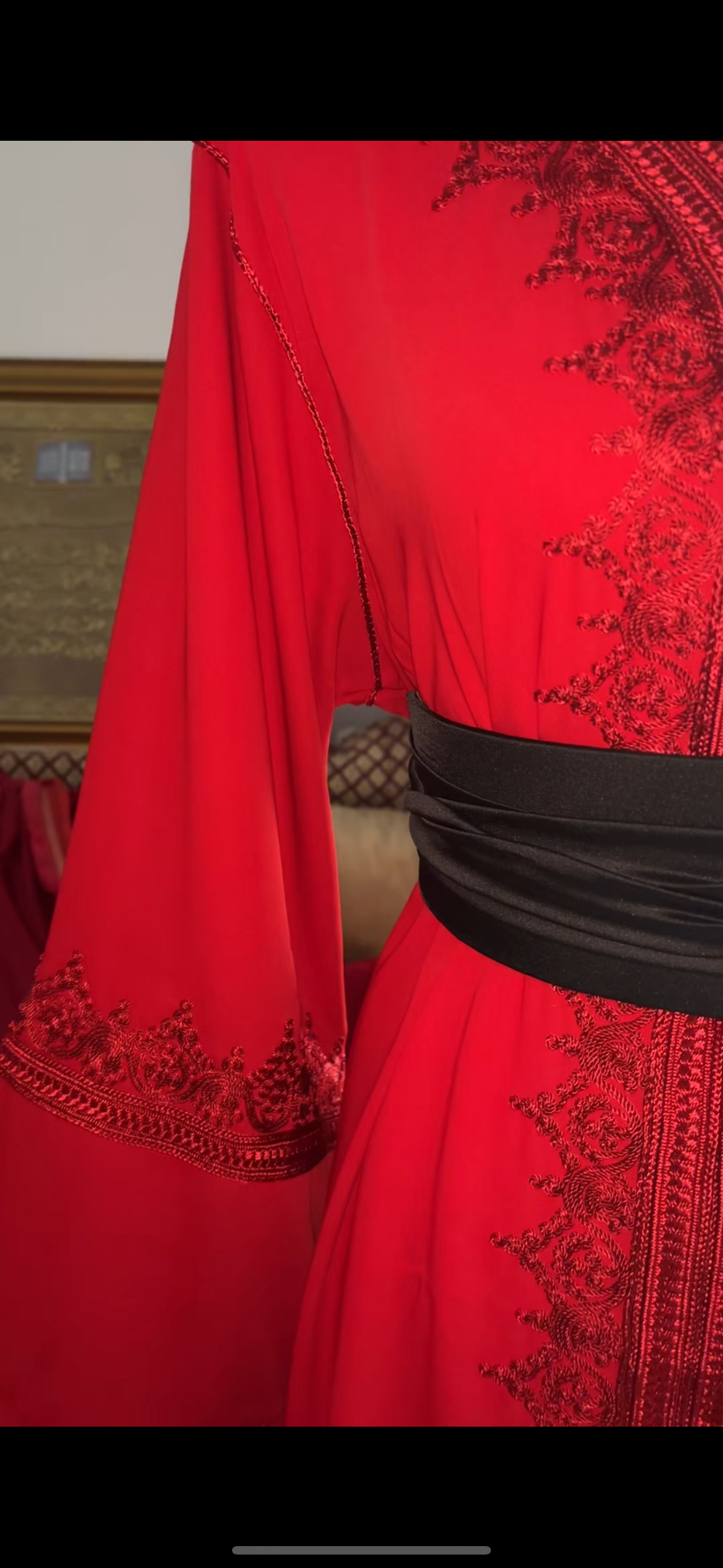 Caftan Rouge Élégance Royale – Broderies Raffinées et Ceinture Noire