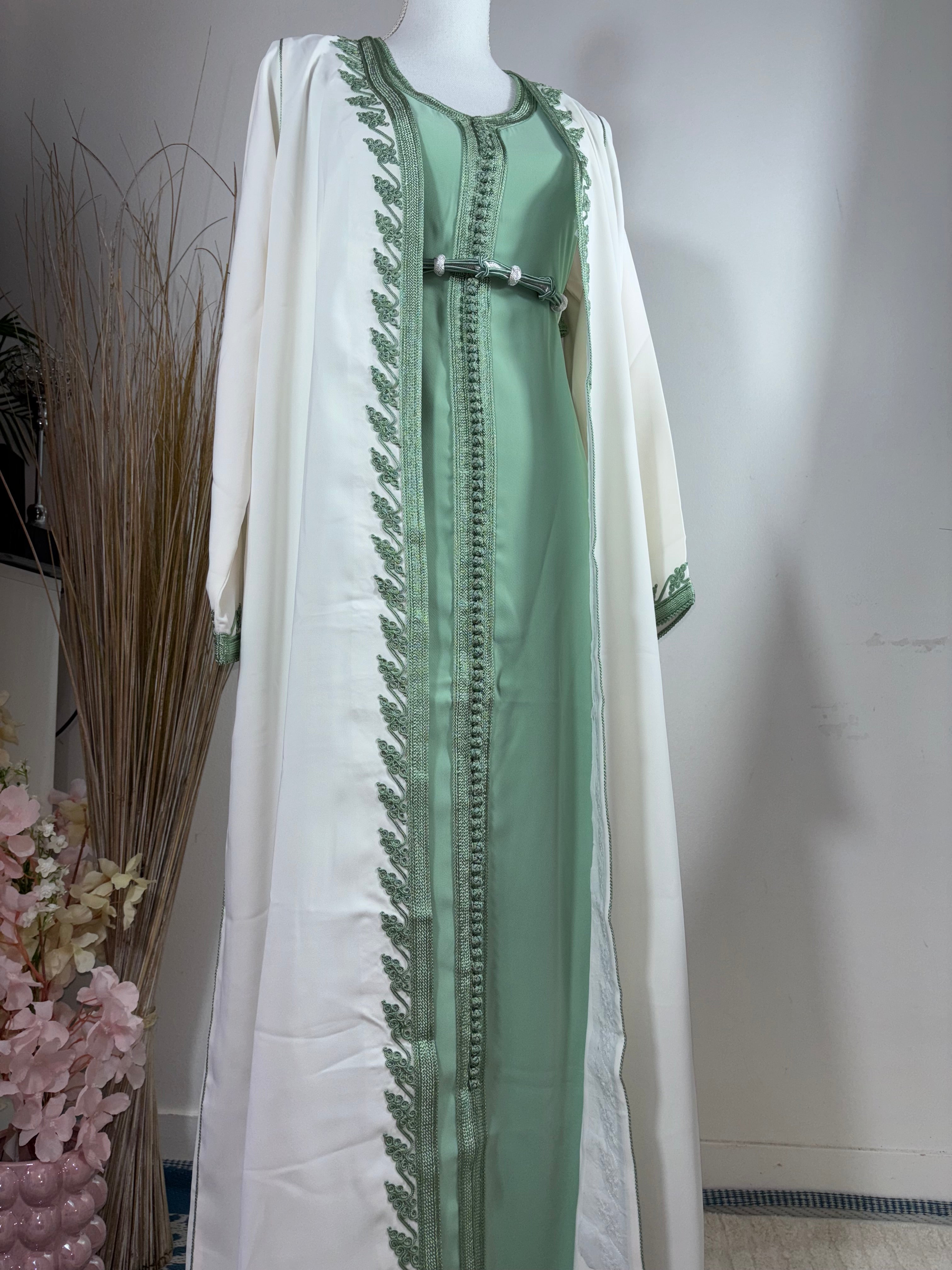 KIMONO “Maysa” – Sauge & ivoire, sfifa artisanale, ceinture corde