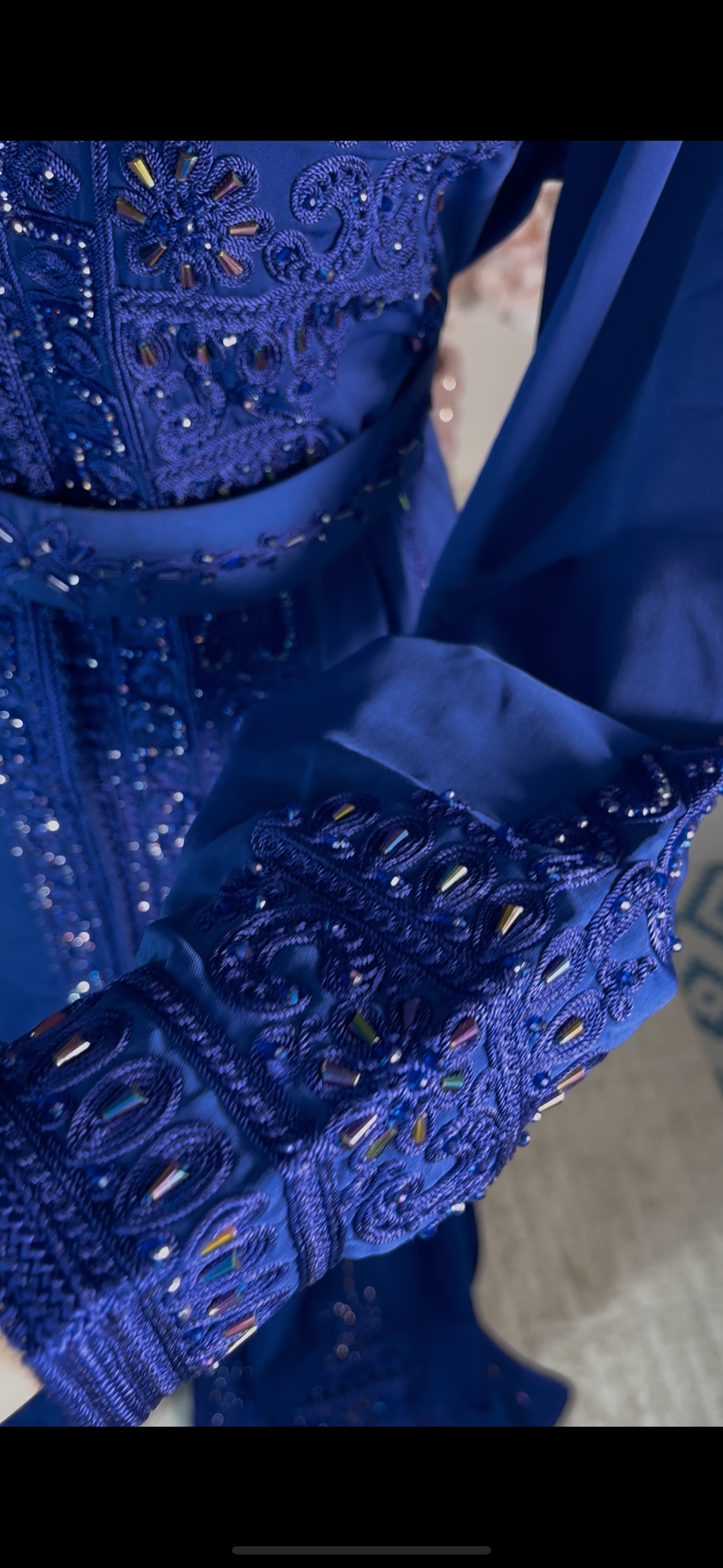Caftan Royal Bleu Majesté — Broderies et Perles Artisanales