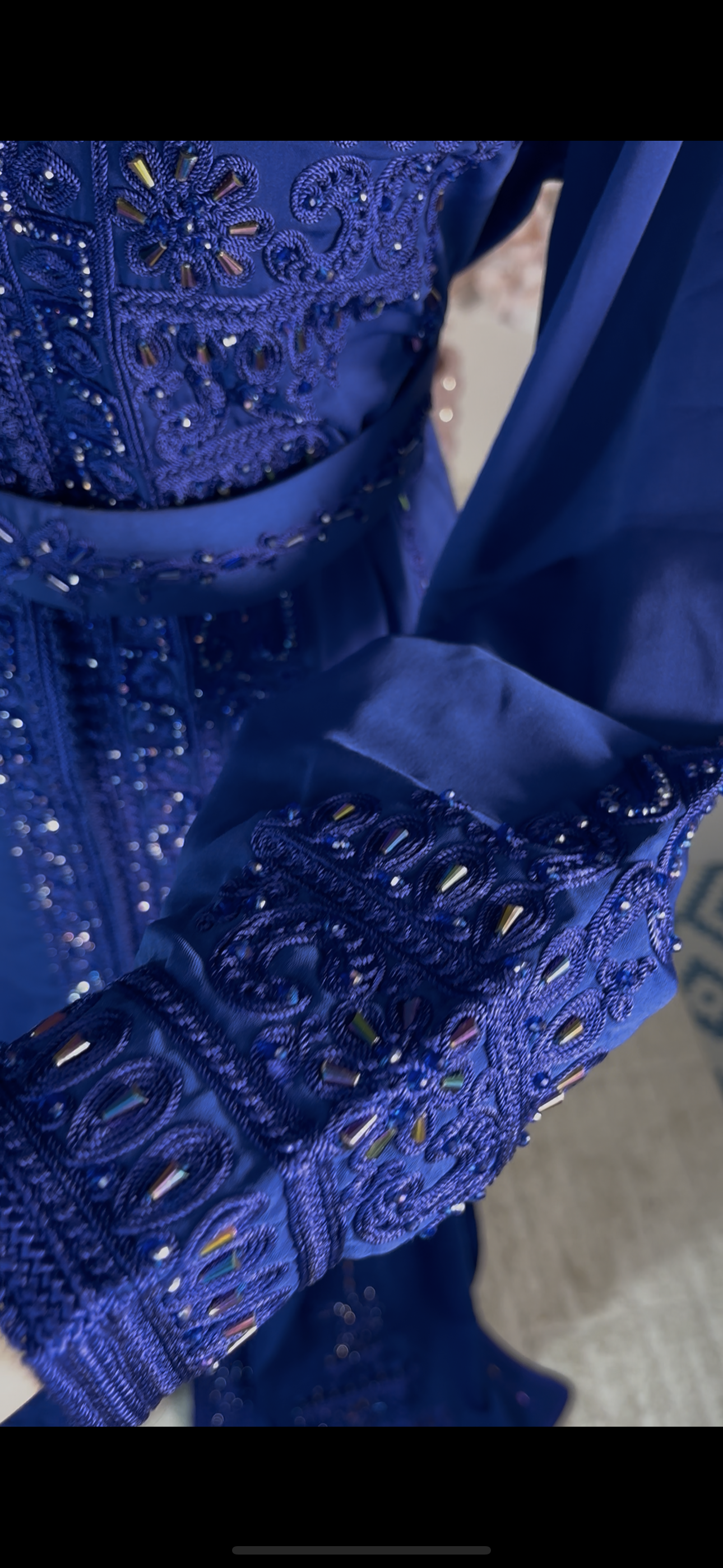 Caftan Royal Bleu Majesté — Broderies et Perles Artisanales