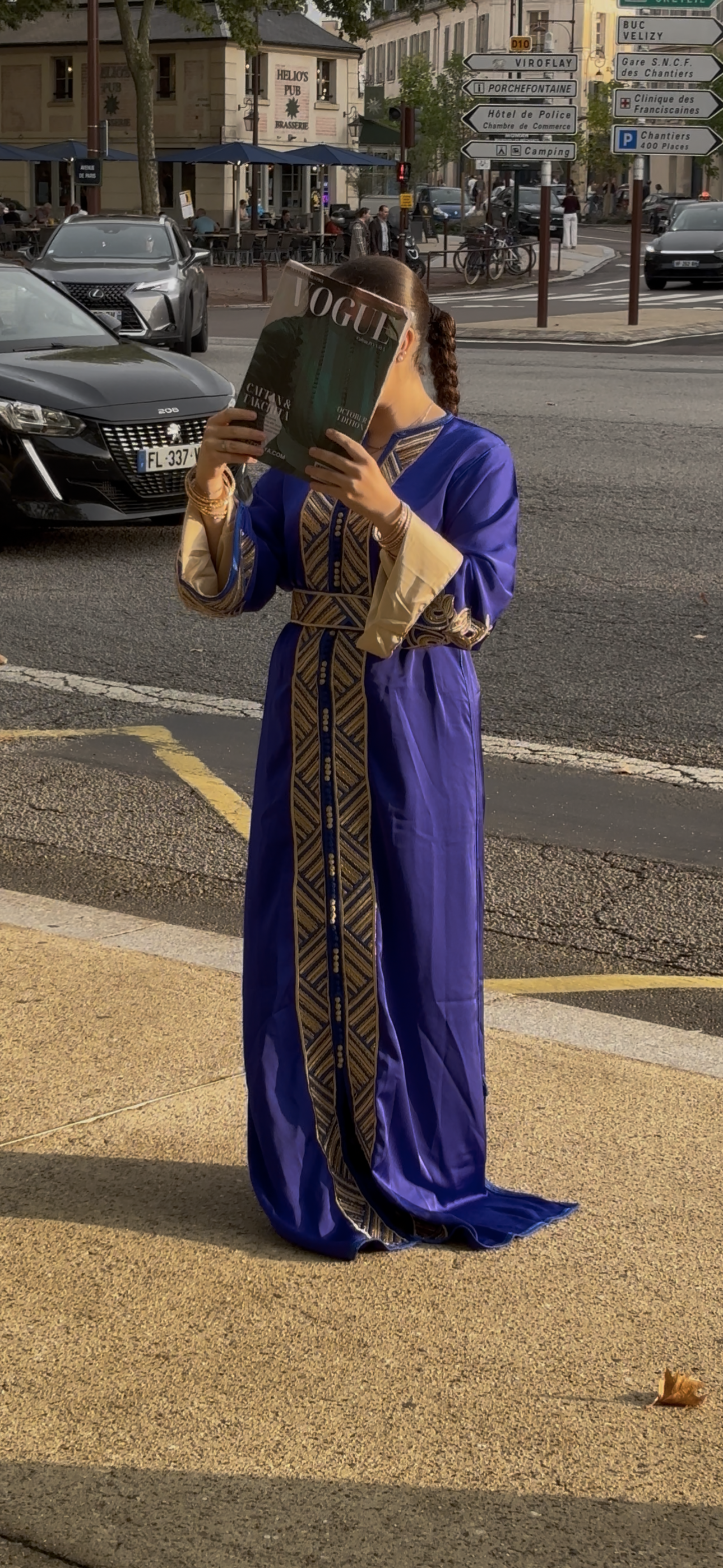 Caftan “Dalia” – Bleu roi & or, panneau brodé chevrons