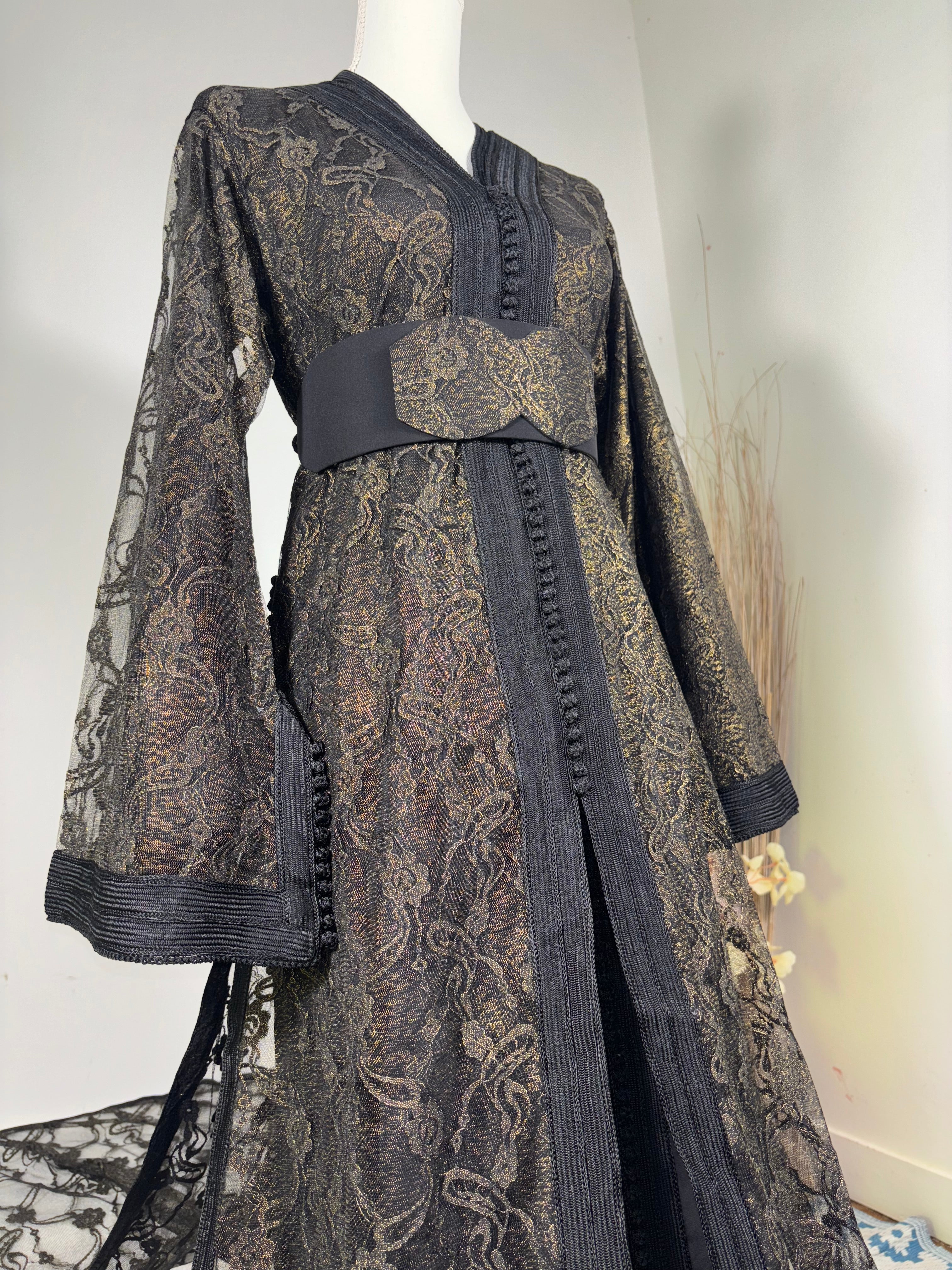 Takchita en Dentelle Noire & Dorée – Luxe Oriental | Zeynaya Prestige