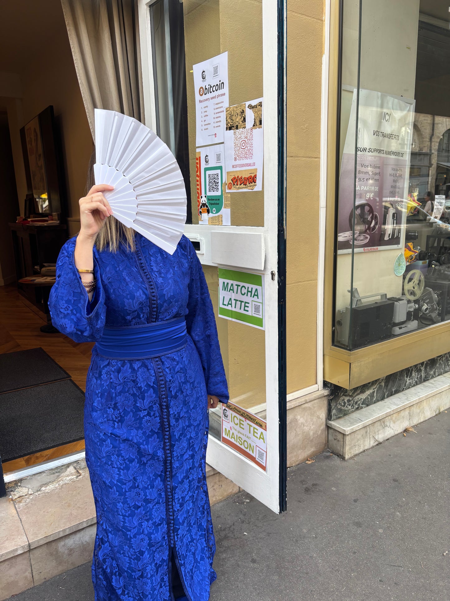 Caftan dentelle bleu royal « Azrak Lumière » — Coupe Sirène