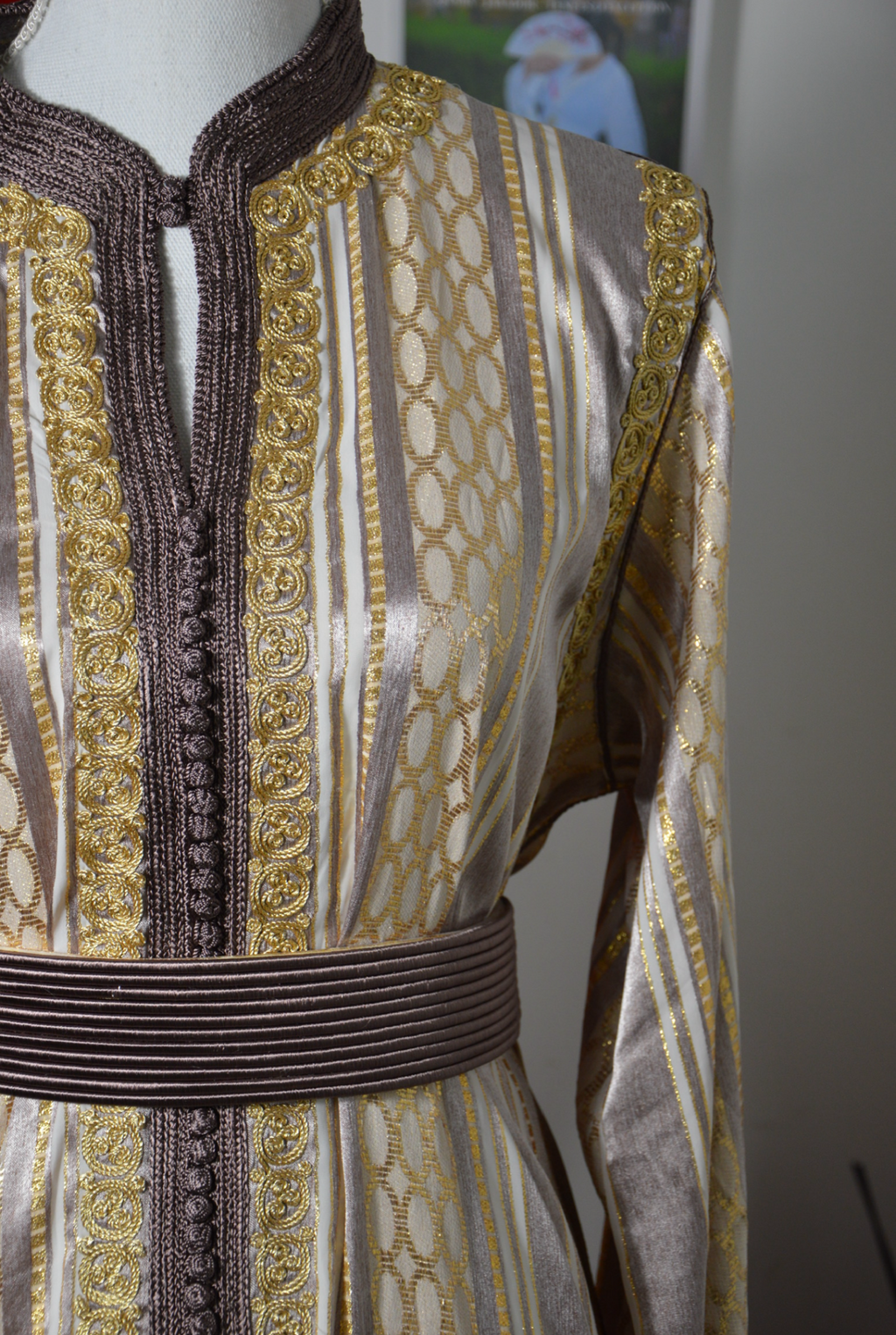 Caftan long marron luxe - détail motifs géométriques