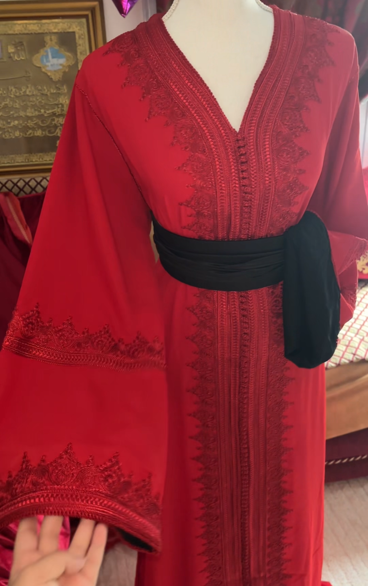 Caftan Rouge Élégance Royale – Broderies Raffinées et Ceinture Noire