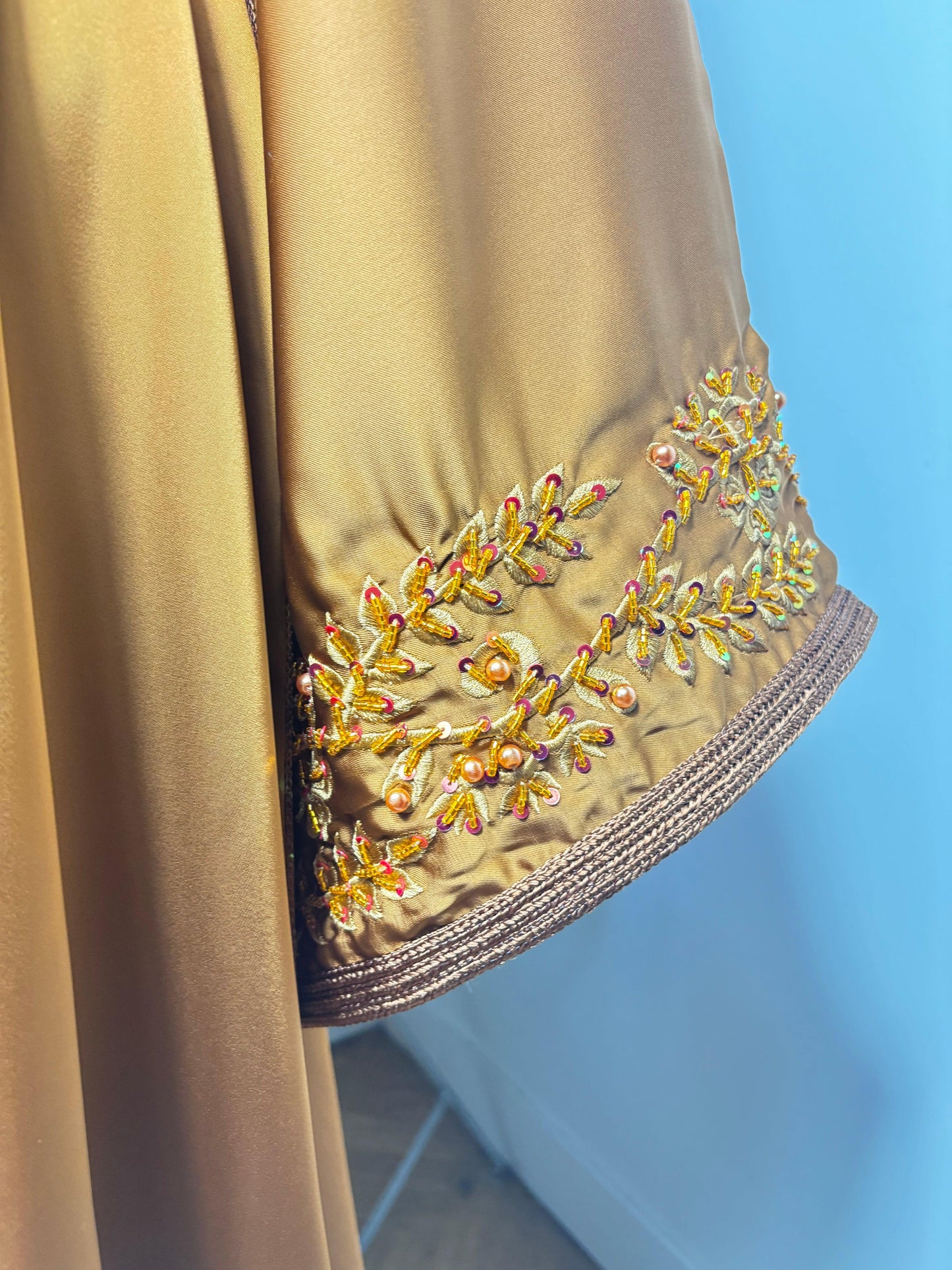 Caftan moutarde or brodé marocain - Détails manche