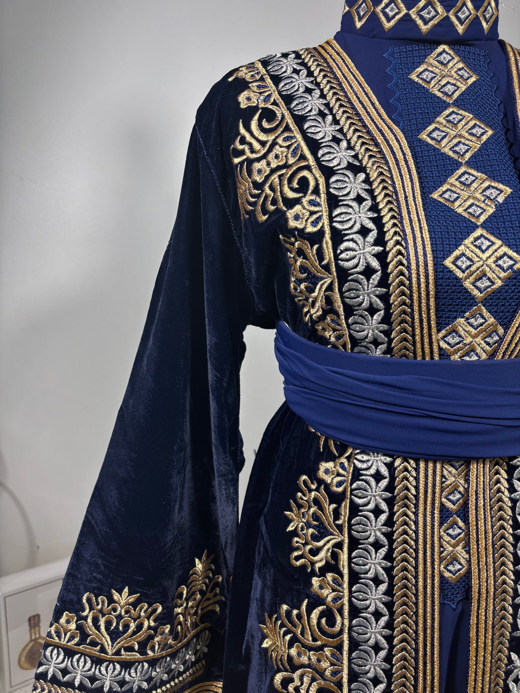 Takchita Royale en Velours Bleu Nuit – Broderies Dorées & Argentées