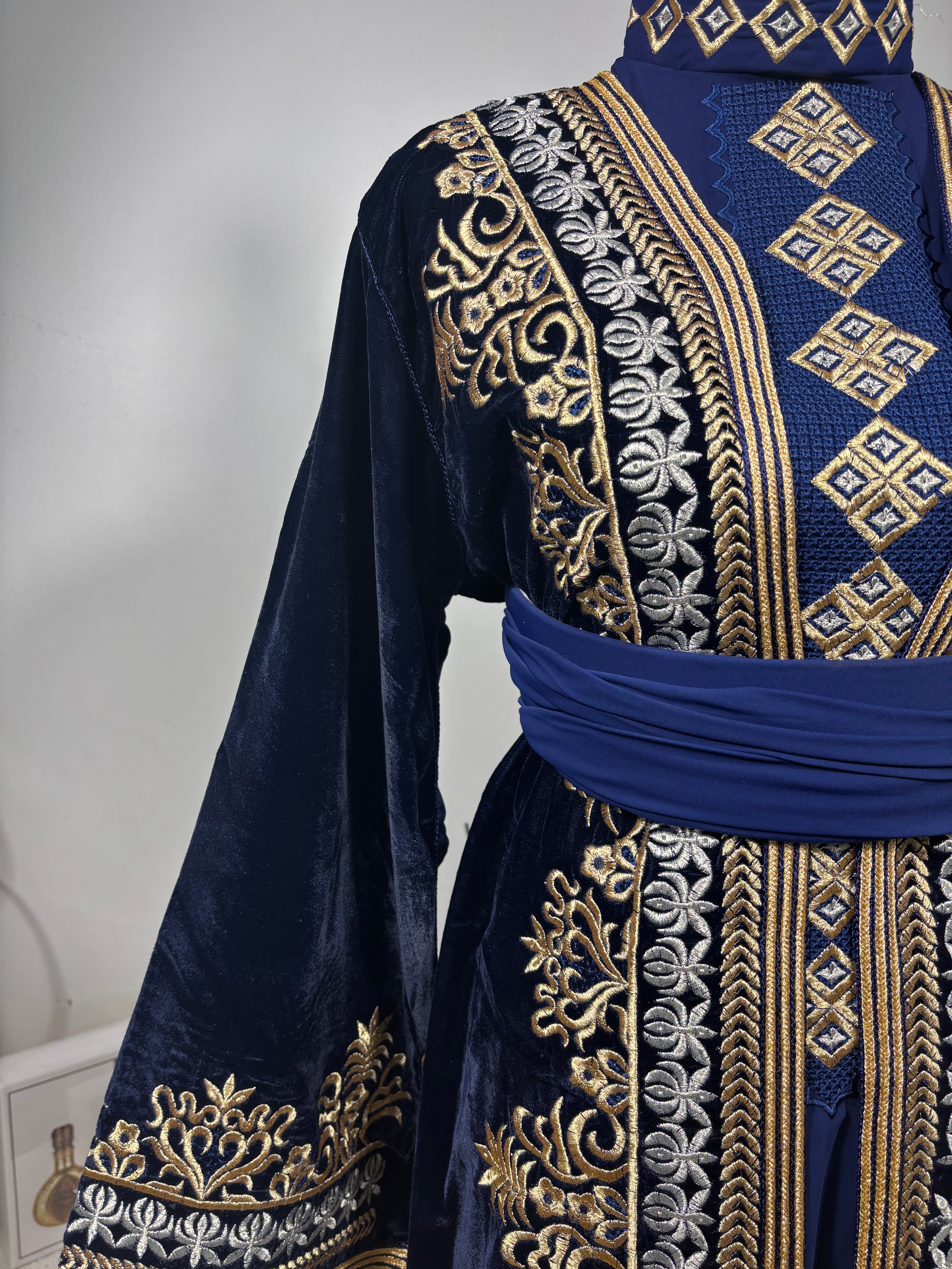 Takchita Royale en Velours Bleu Nuit – Broderies Dorées & Argentées