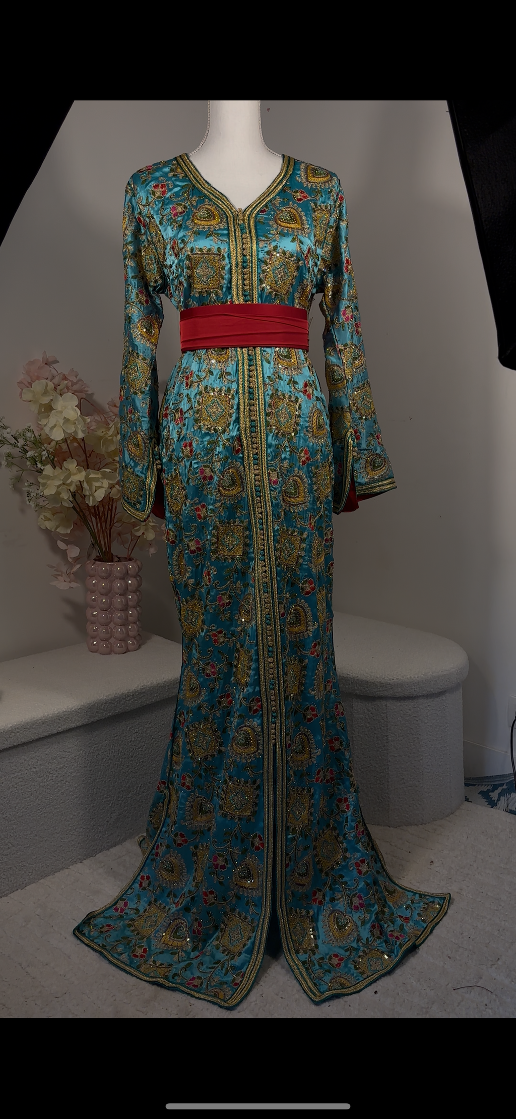 Caftan Sirène Sari Bleu Majestueux – ZEYNAYA Prestige