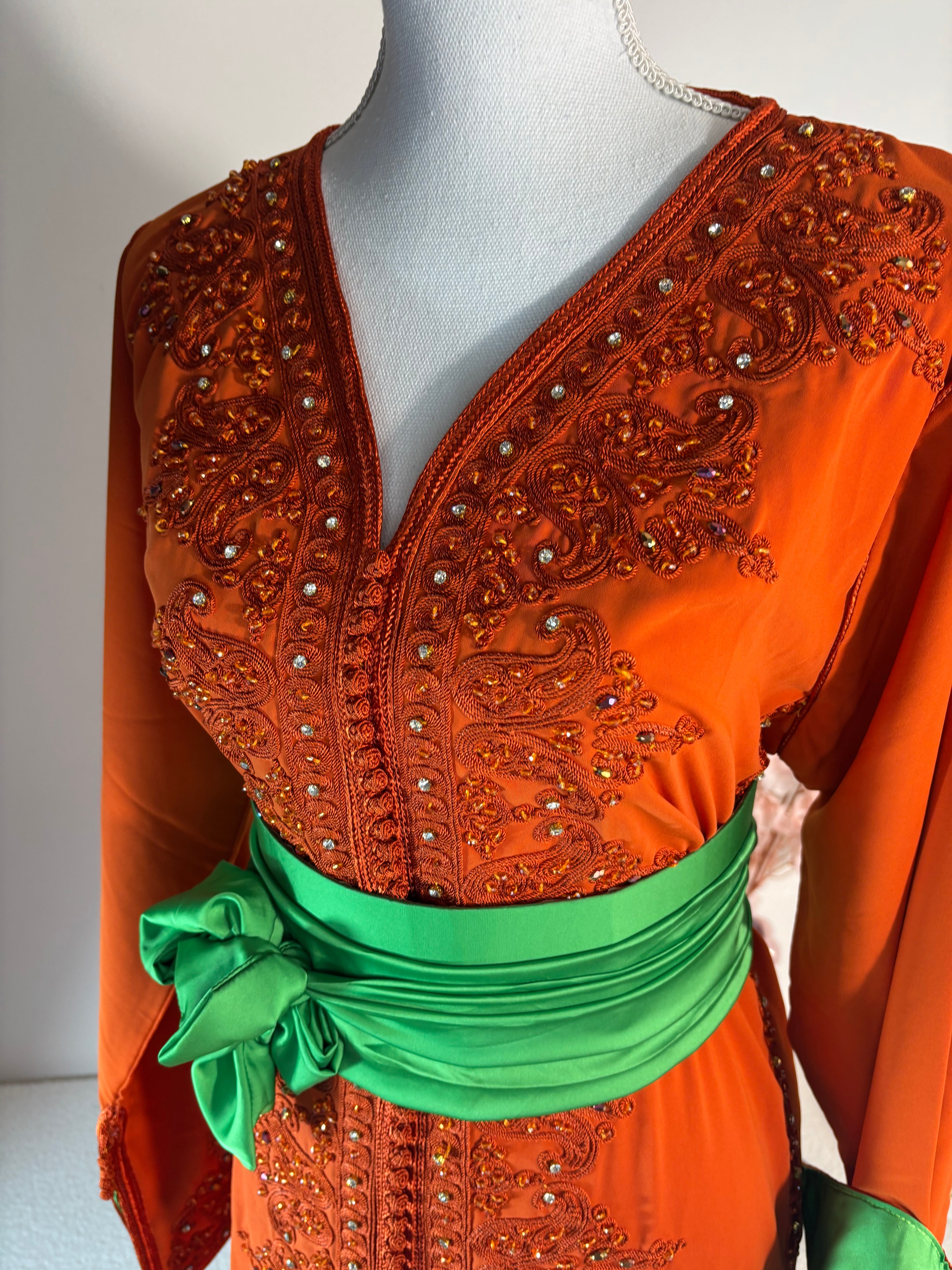 Caftan Safran Élégance — Ceinture Verte Satinée