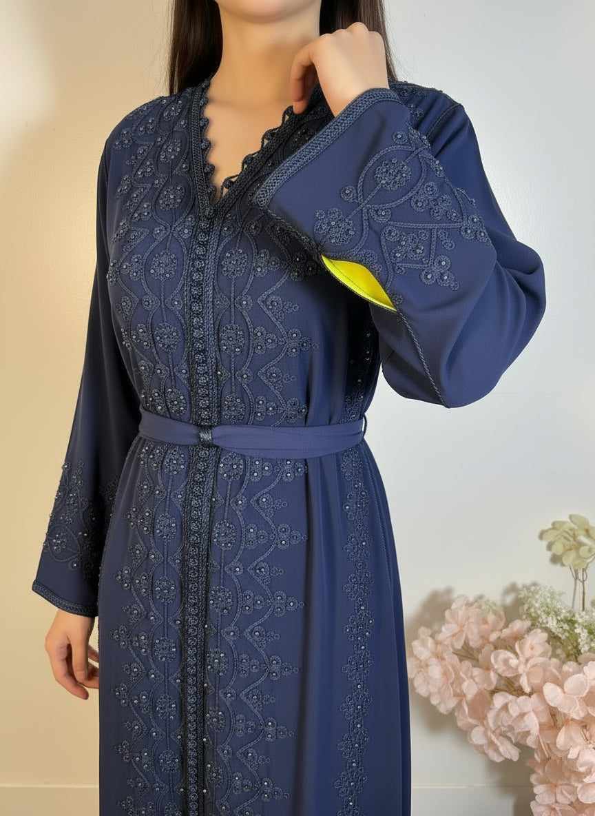 Caftan Layali - Bleu Nuit Brodé & Ceinture Ton sur Ton