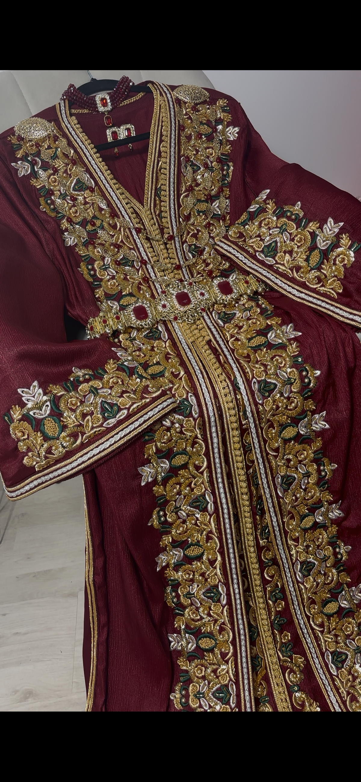 Takchita Anissa – Bordeaux Brodée & Perlée
