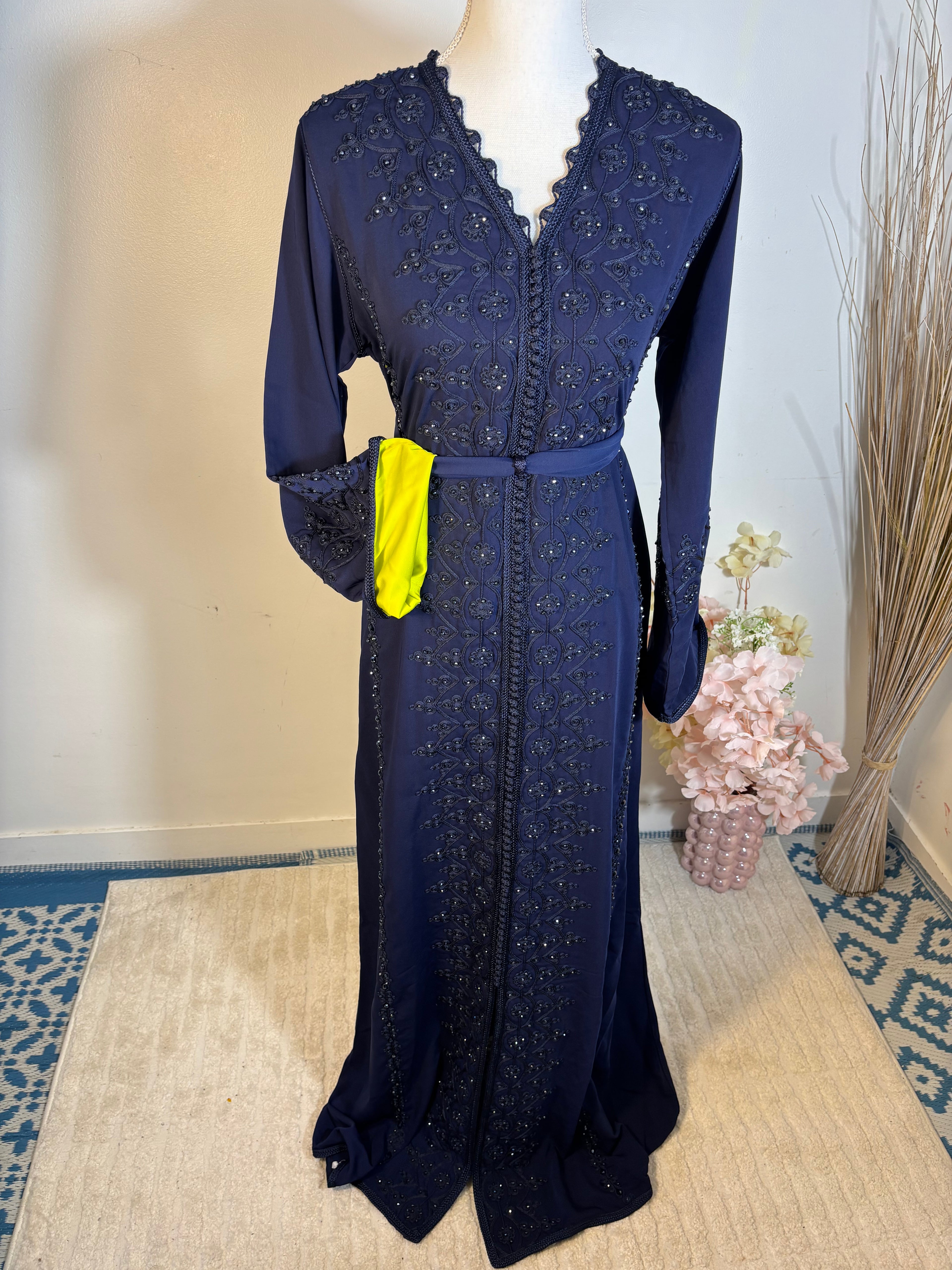 Caftan Layali - Bleu Nuit Brodé & Ceinture Ton sur Ton