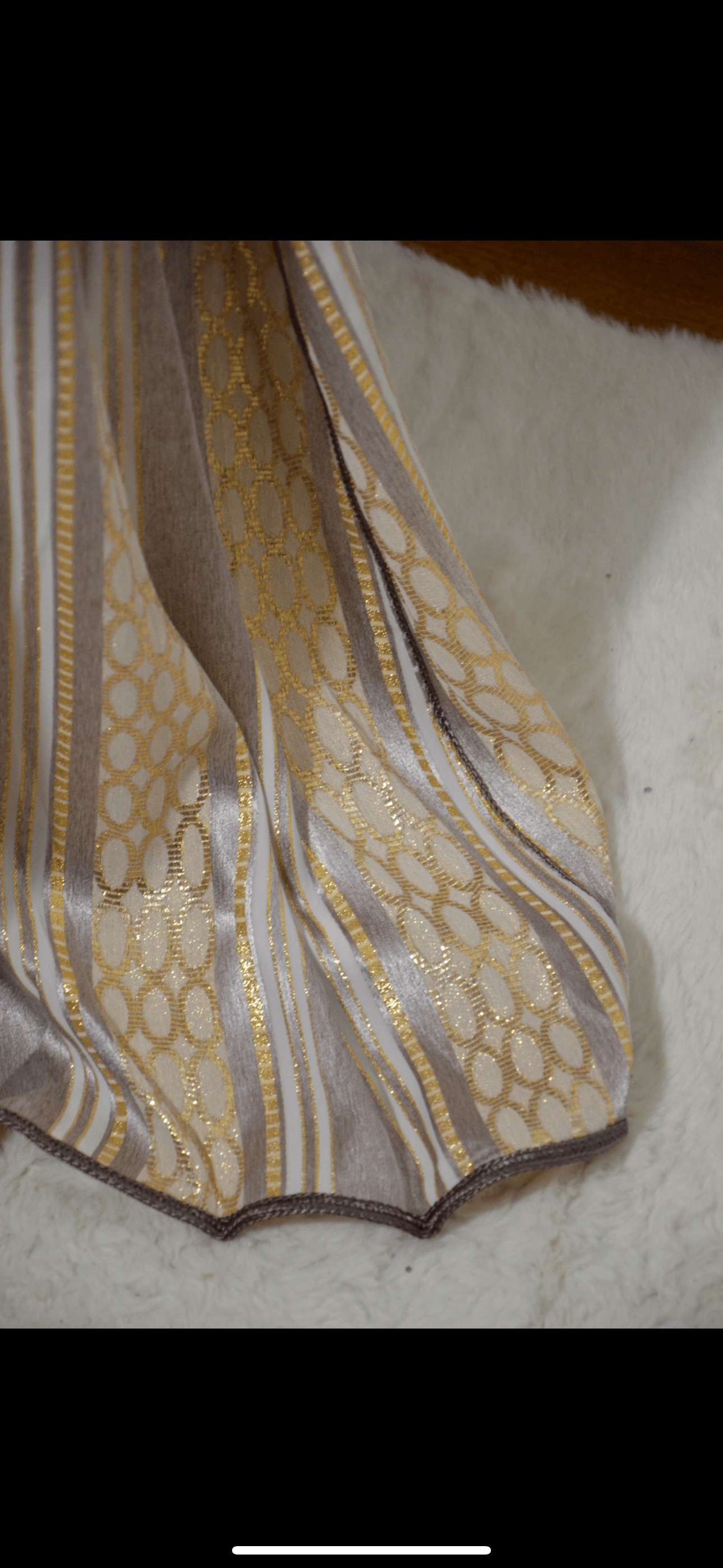 Détail broderies dorées et sfifa sur caftan marron
