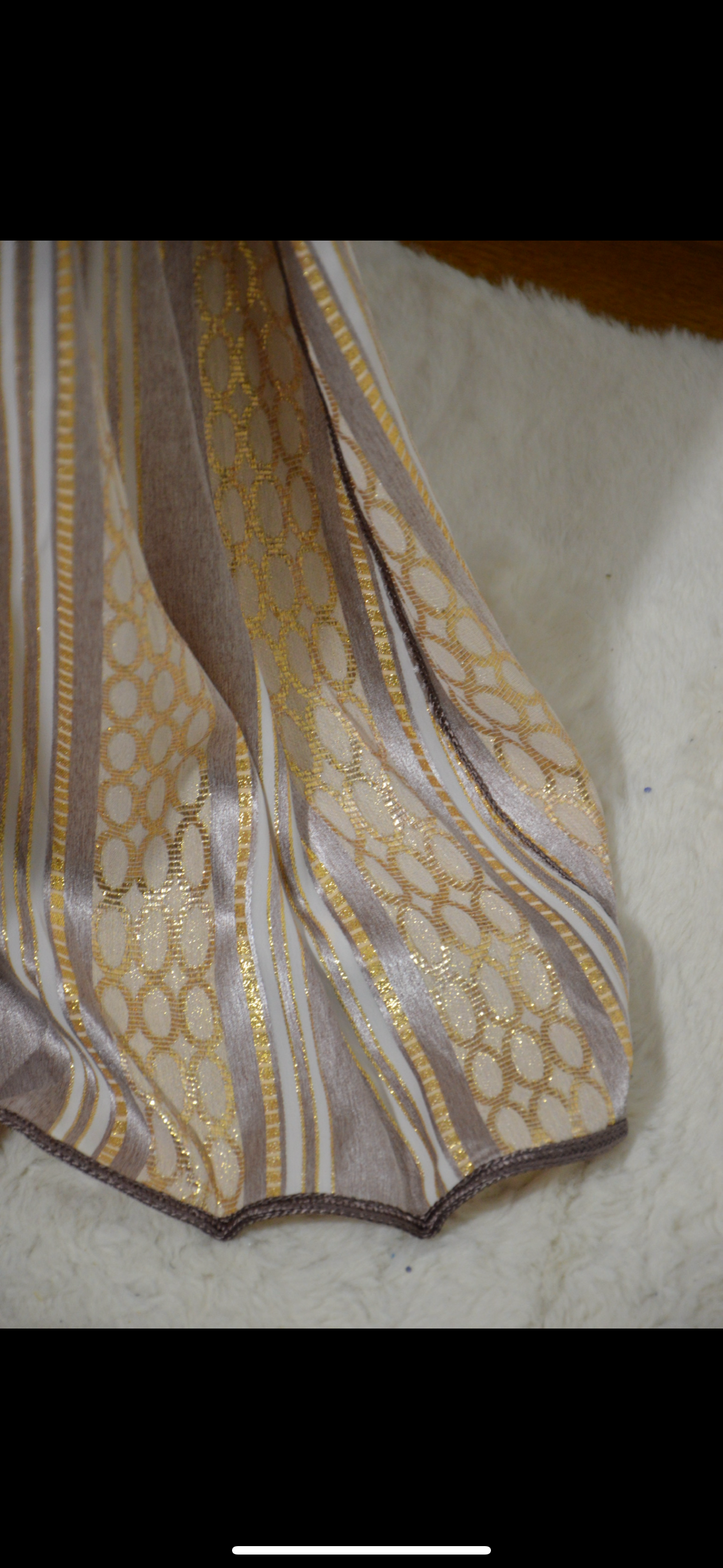 Détail broderies dorées et sfifa sur caftan marron