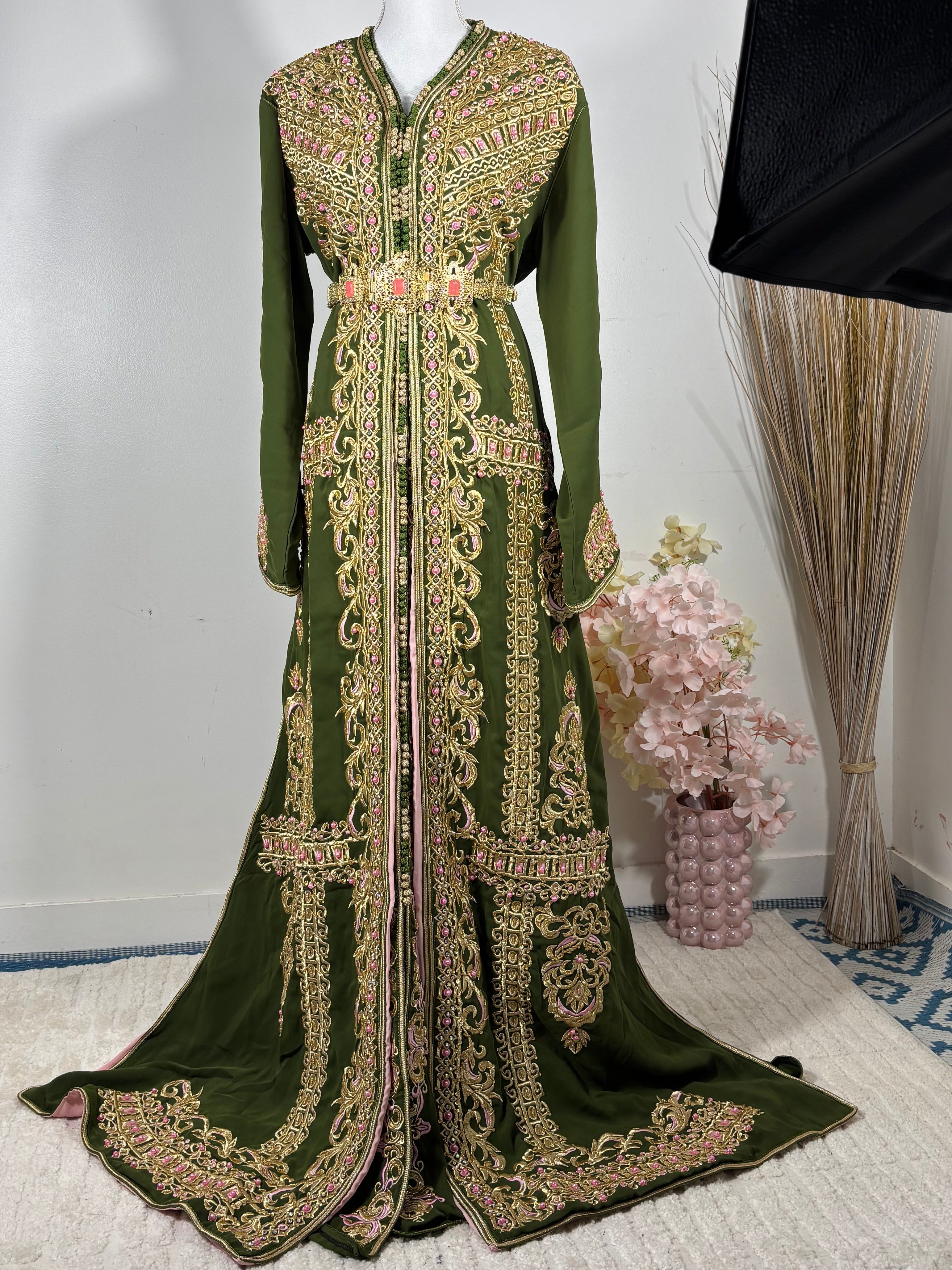 Caftan Impérial Vert Émeraude & Rose Poudré – Broderies Dorées